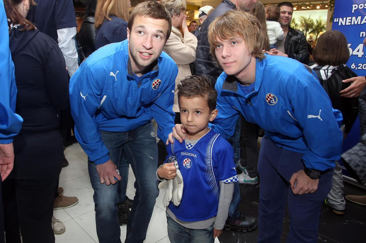 04.05.2014., Zagreb - Druzenje igraca Dinama sa navijacima u City centru one West uoci finala kupa koji Dinamo igra sa Rijekom. Domagoj Antolic, Alen Halilovic.  Photo: Luka Stanzl/PIXSELL