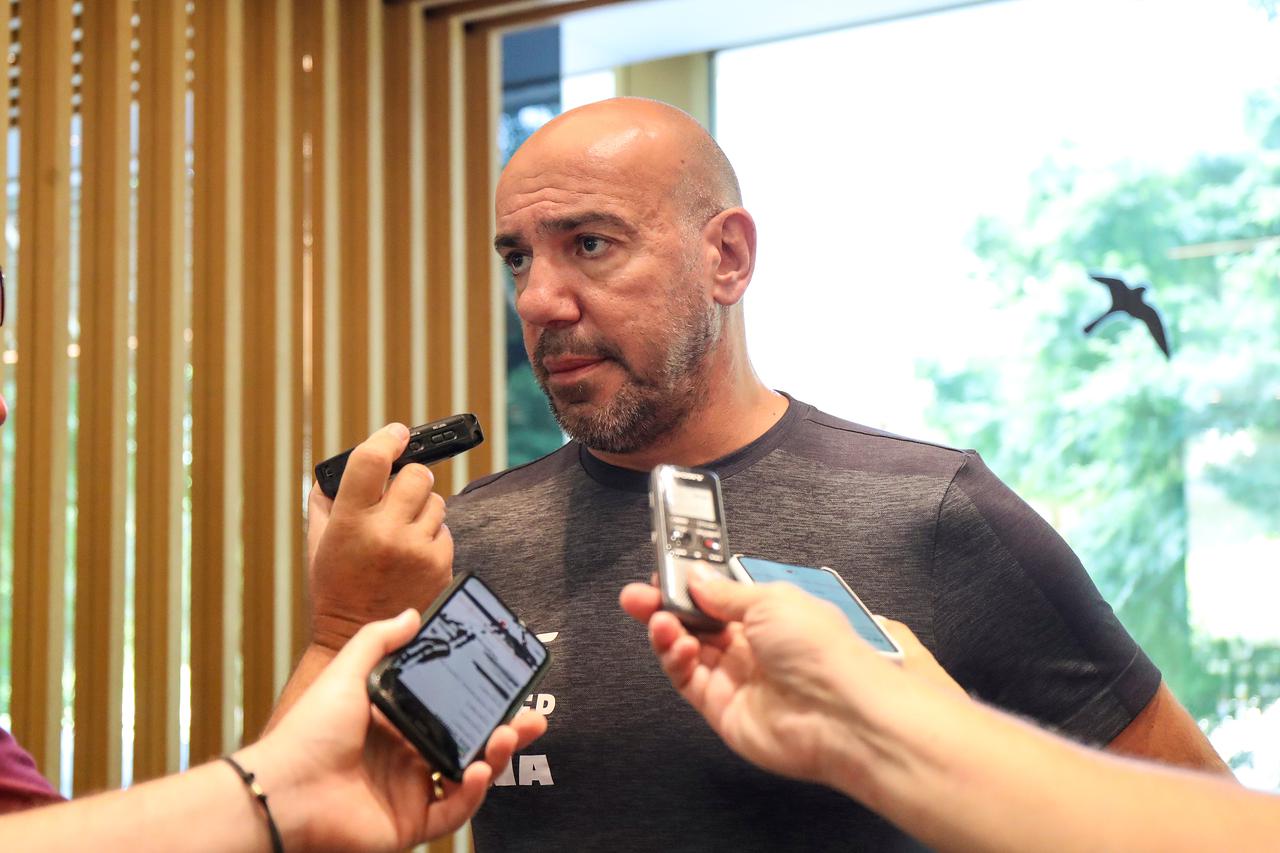 Budimpešta: Hrvatski vaterpolisti družli se s medijma uoči utakmice za 3. mjesto na SP 2022. 