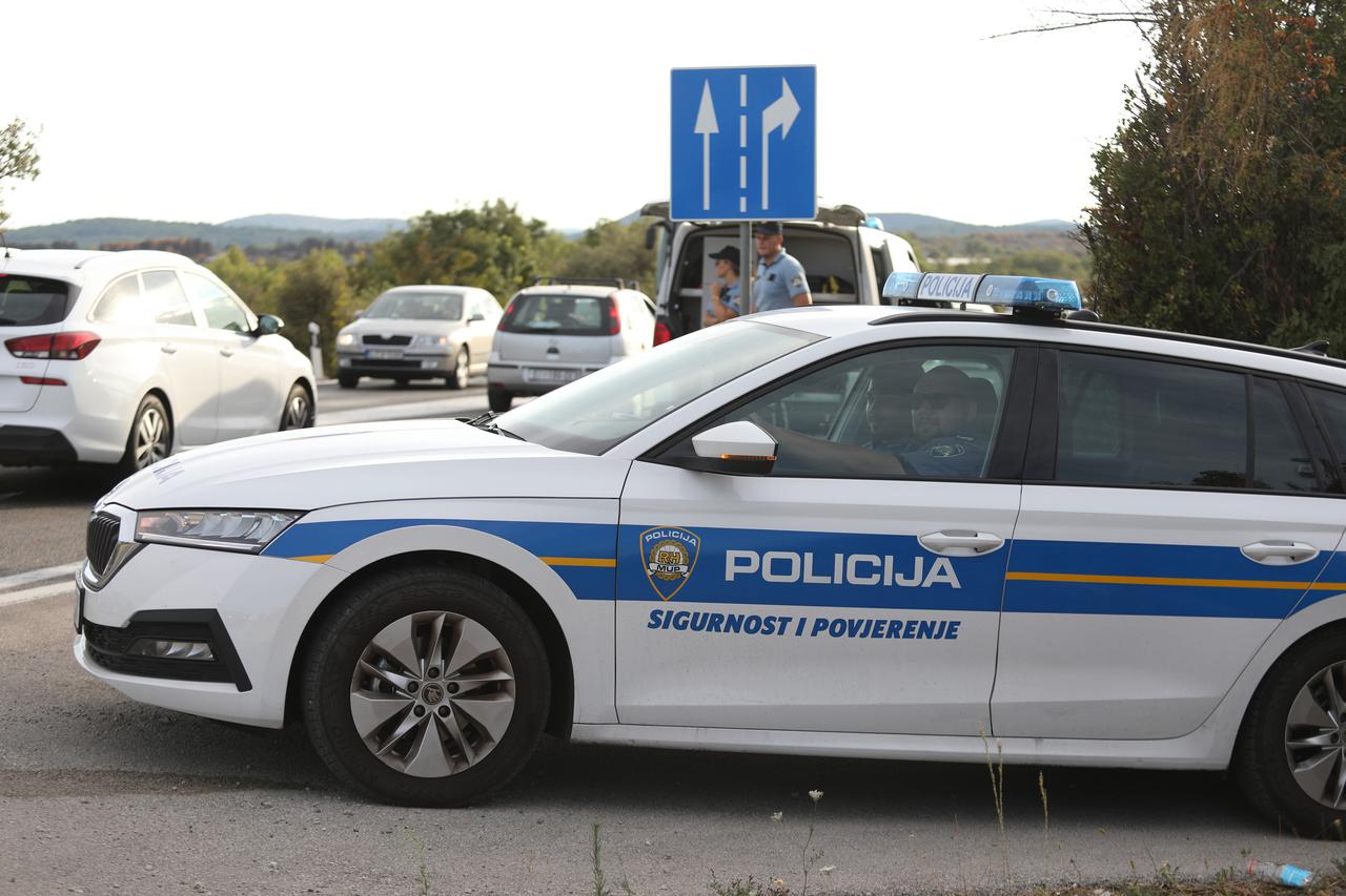 Automobil i motor sudjelovali u prometnoj nesreći na Jadranskoj magistrali kod Šibenika 