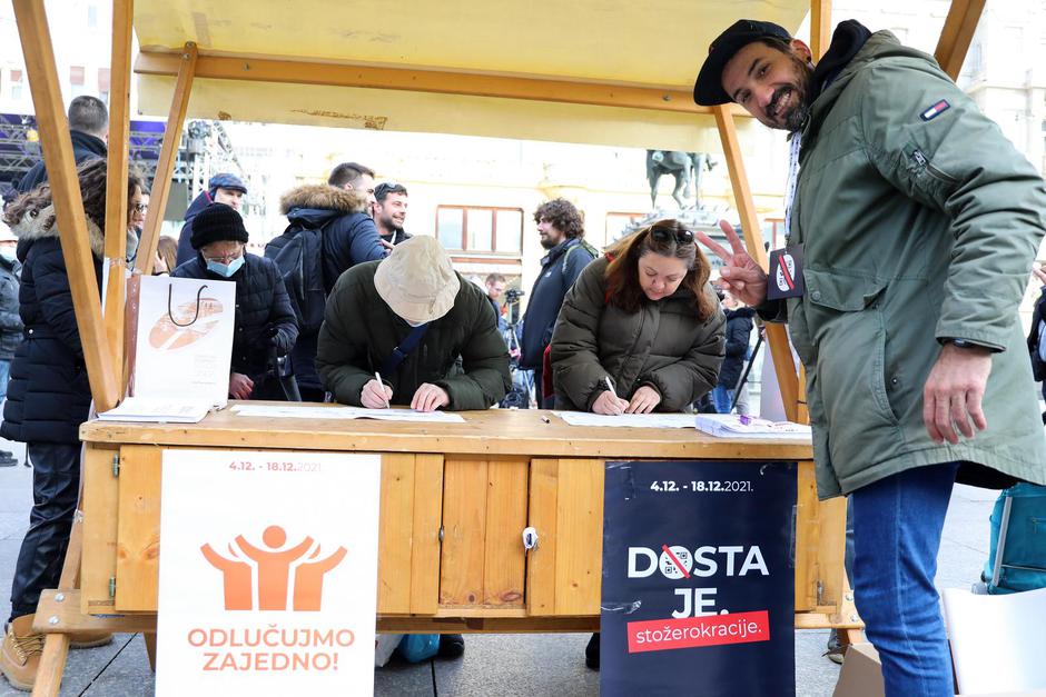 Zagreb: Krenulo prkupljanje potpisa za referendum o ukidanju COVID potvrda