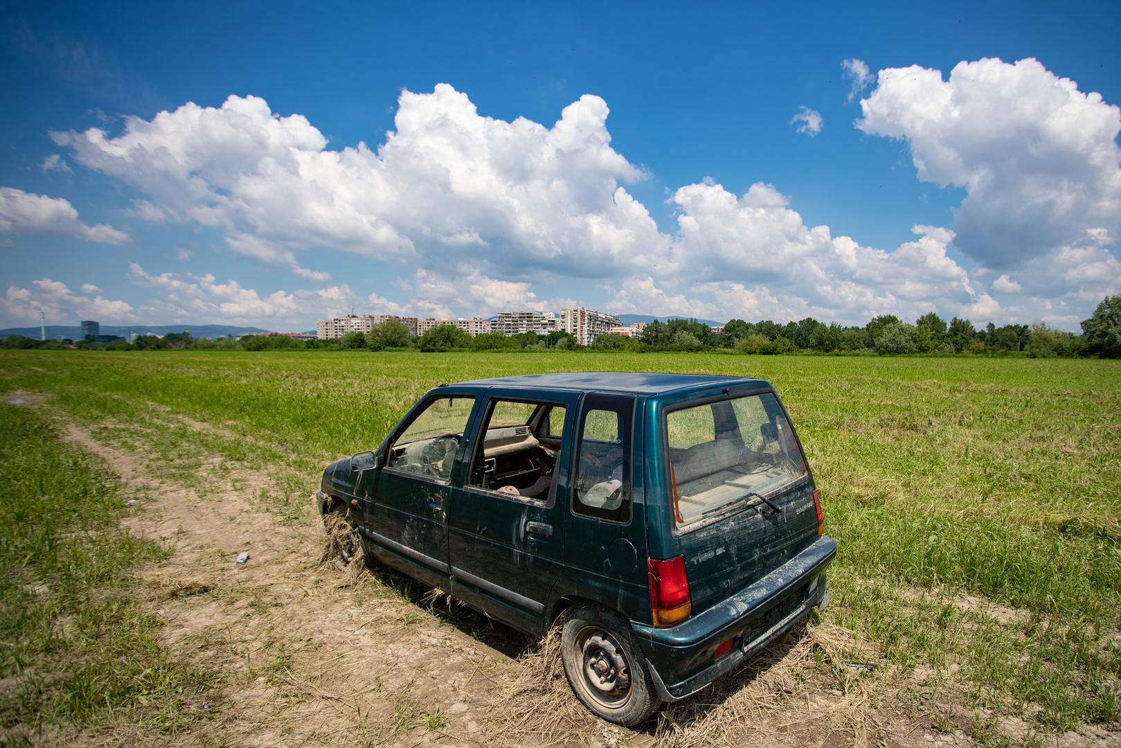 Automobil Daewoo Tico koji je stradao pri izlijevanju Save iz korita, još stoji na desnoj obali izmedju rijeke i nasipa
