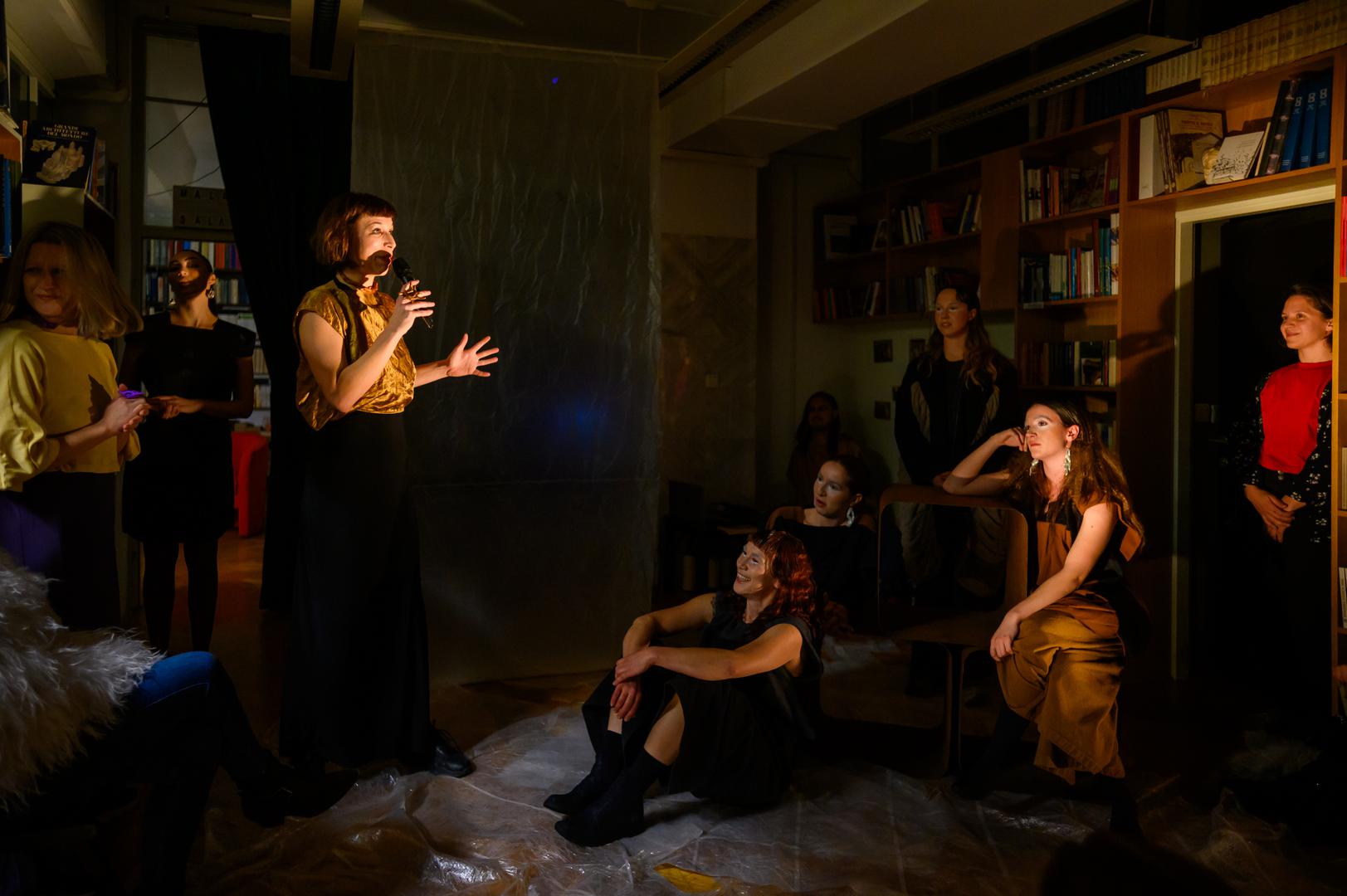 "Ono što mi je najdraže oko ovog performansa je njegova intertekstualnost koja nije samo književna ili u ovom slučaju multimedijalna tehnika referiranja na djela koja pripadaju različitim razdobljima, već ima idejnu funkciju – demonstracije načina na koji se stvara zajednica neovisna o generacijskoj, nacionalnoj, pa ni rodnoj pripadnosti. Utoliko je vrhunac performansa – neobuzdani ples – posebice znakovit, ukazujući na potrebu za liminalnim prostorima, u kojima je dopuštena transgresija, prelaženje, ali poigravanje granicama, ali i u kojem se stvara ozračje u kojem je moguće spajanje ljudi koji pripadaju odvojenim krugovima", kazala je voditeljica Kluba-knjižare Giardini 2 Helena Vodopija, smještajući performans u kontekst granica, ovogodišnje teme Kluba-knjižare