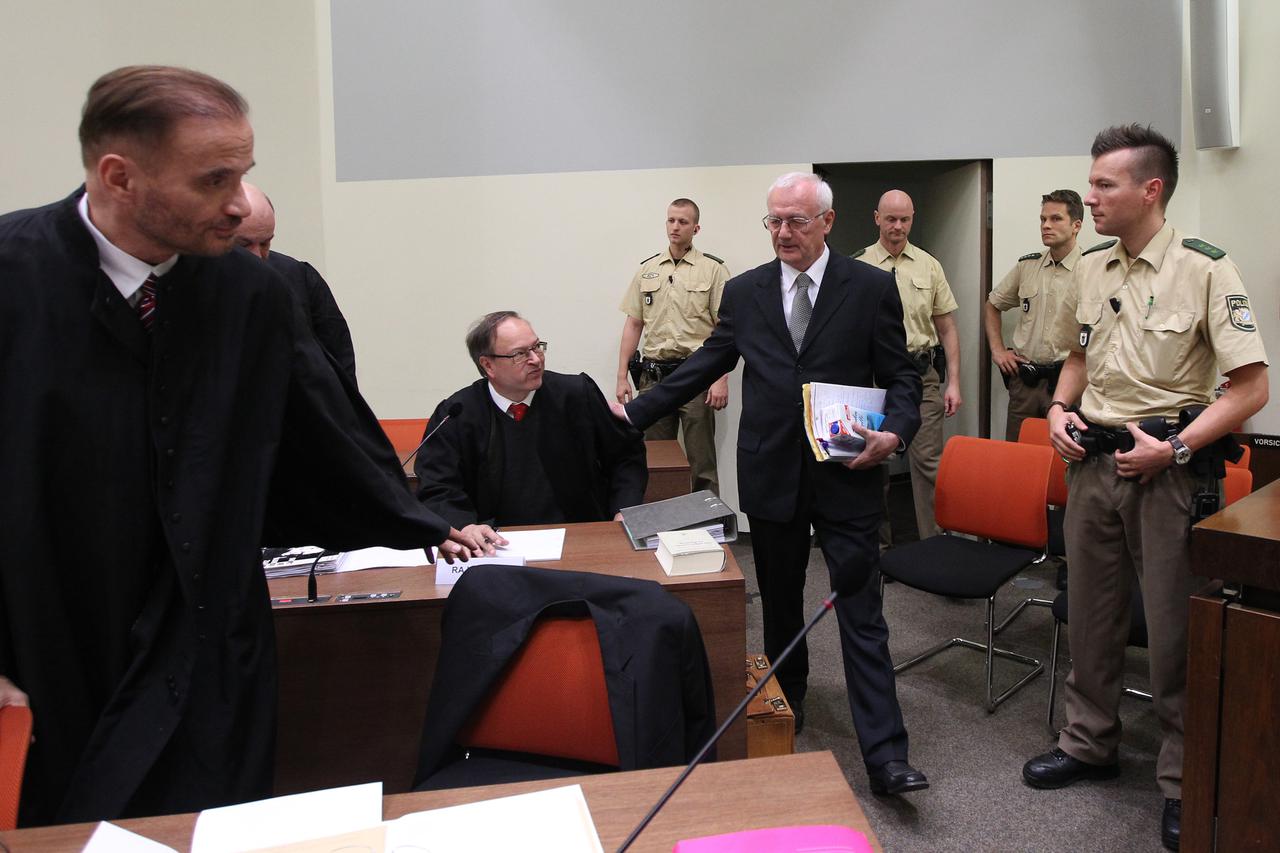 20.10.2014., Muenchen, Njemacka - Nastavak sudjenja Josipu Perkovicu i Zdravku Mustacu za ubojstvo Stjepana Djurekovica 1983. u Njemackoj. Josip Perkovic i odvjetnik Anto Nobilo.  Photo: Boris Scitar/Vecernji list