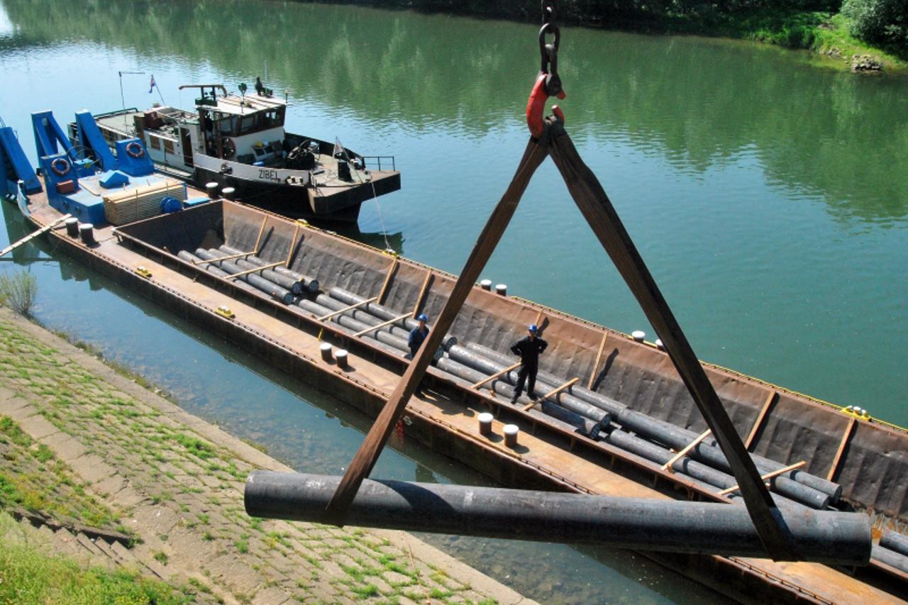 \'01.06.2011., Sisak - Po prvi puta od 1991.godine u sisackoj luci u slepove Dunavskog Lloyda utovareno je 1000 tona celika proizvedenog u CMC Sisak namijenjenog Rumunjskoj. Photo:Nikola Cutuk/PIXSELL