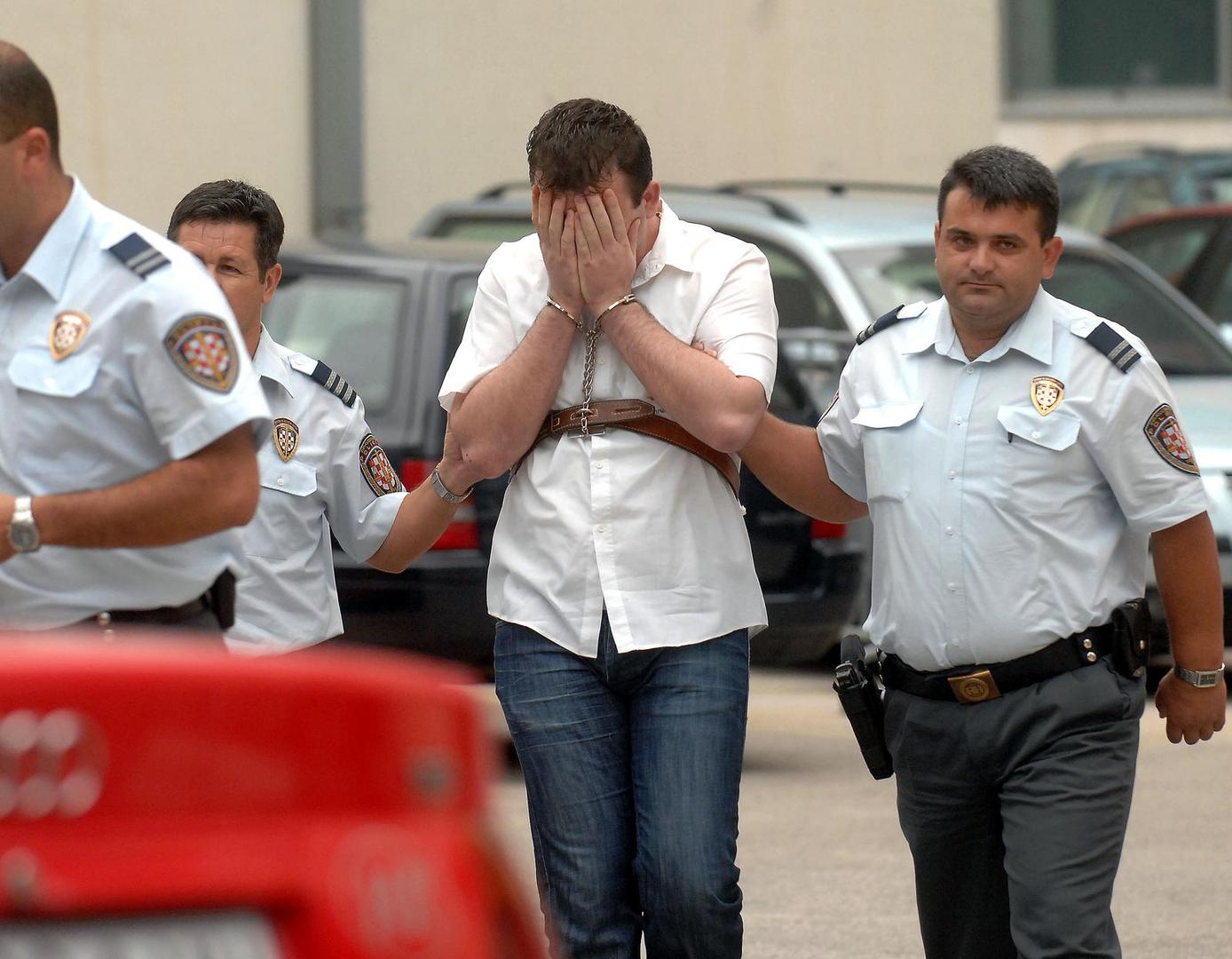 Umjesto prema Sinju, krenuo je prema Bisku, pod izgovorom da mora svratiti kući. Tada je počeo njegov jezivi plan. Počeo ju je dodirivati, a kada se djevojka opirala, razbjesnio se. Dohvatio je francuski ključ i nanio joj smrtonosne udarce po glavi, vratu, rukama i leđima. 