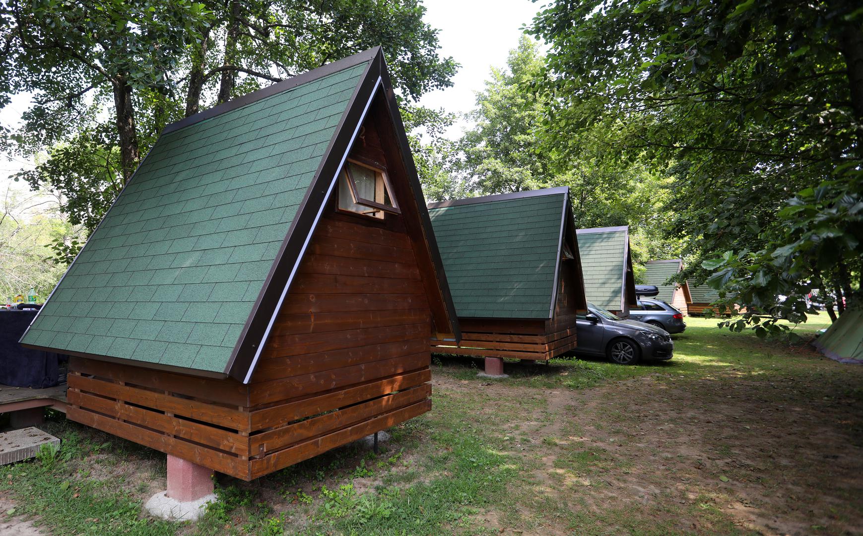 11.08.2021., Duga Resa - Autokamp Slapic na rijeci Mreznici u Belavicima popunjen je stranim i domacim turistima. Osim gostima iz Skandinavskih zemalja Nizozemske, Svedske, Njemacke i Austrije rijeka Mreznica sve je popularnija i medu Hrvatima ljetuju u ovom kampu.Photo: Kristina Stedul Fabac/PIXSELL