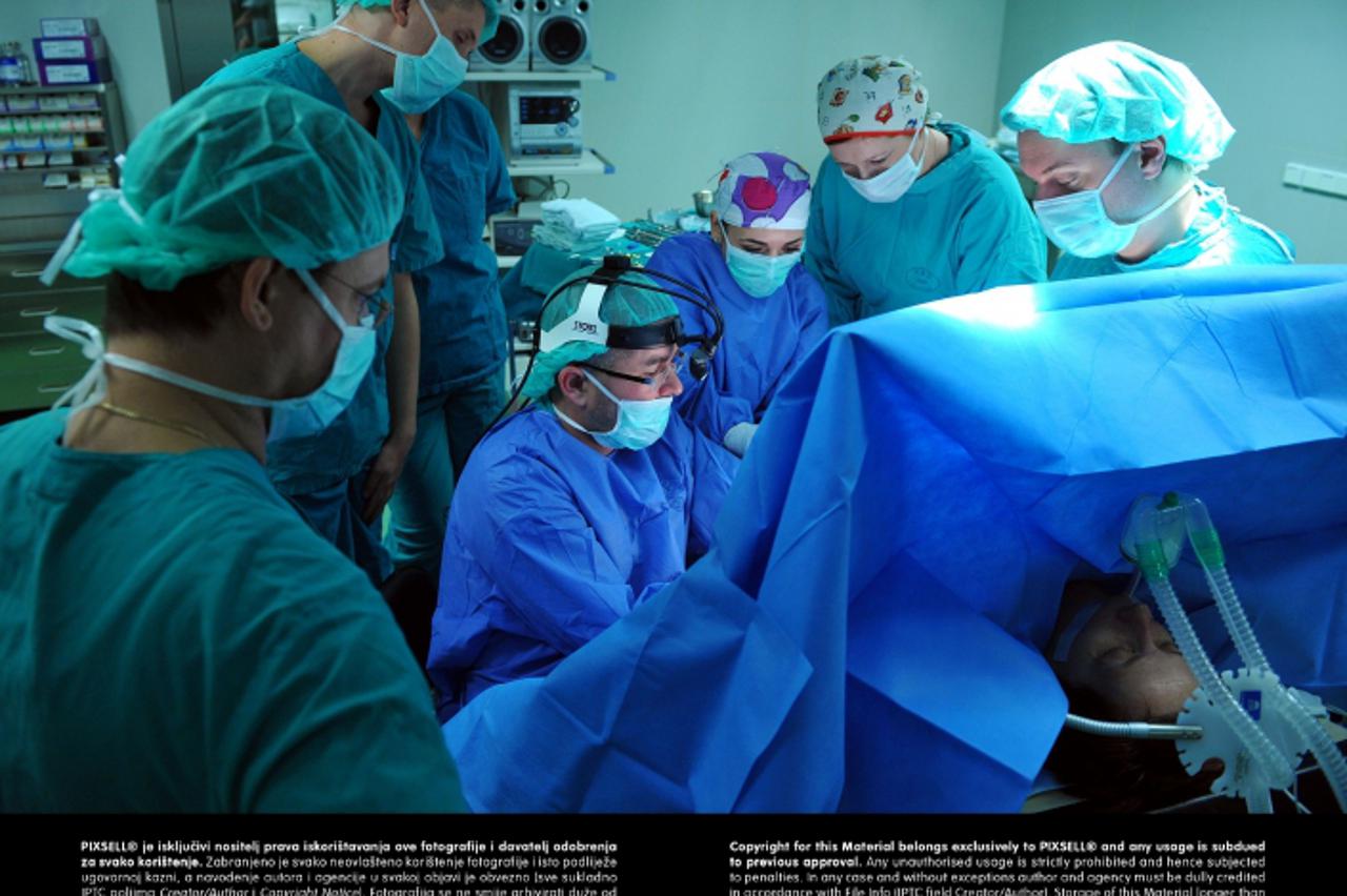 '19.11.2008., Zagreb - Nova operacija ugradjivanja implanta u lijevu dojku na kirurgiji KBC-a Rebro. Dr. Davor Mijatovic, strucnjak za plasticnu i rekonstruktivnu kirurgiju.  Photo: Marko Lukunic/Vece