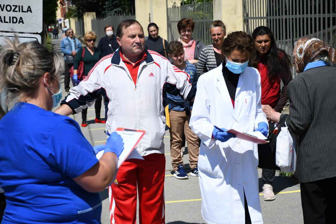 Bjelovar: Velike gužve tijekom cijelog dana ispred Opće bolnice