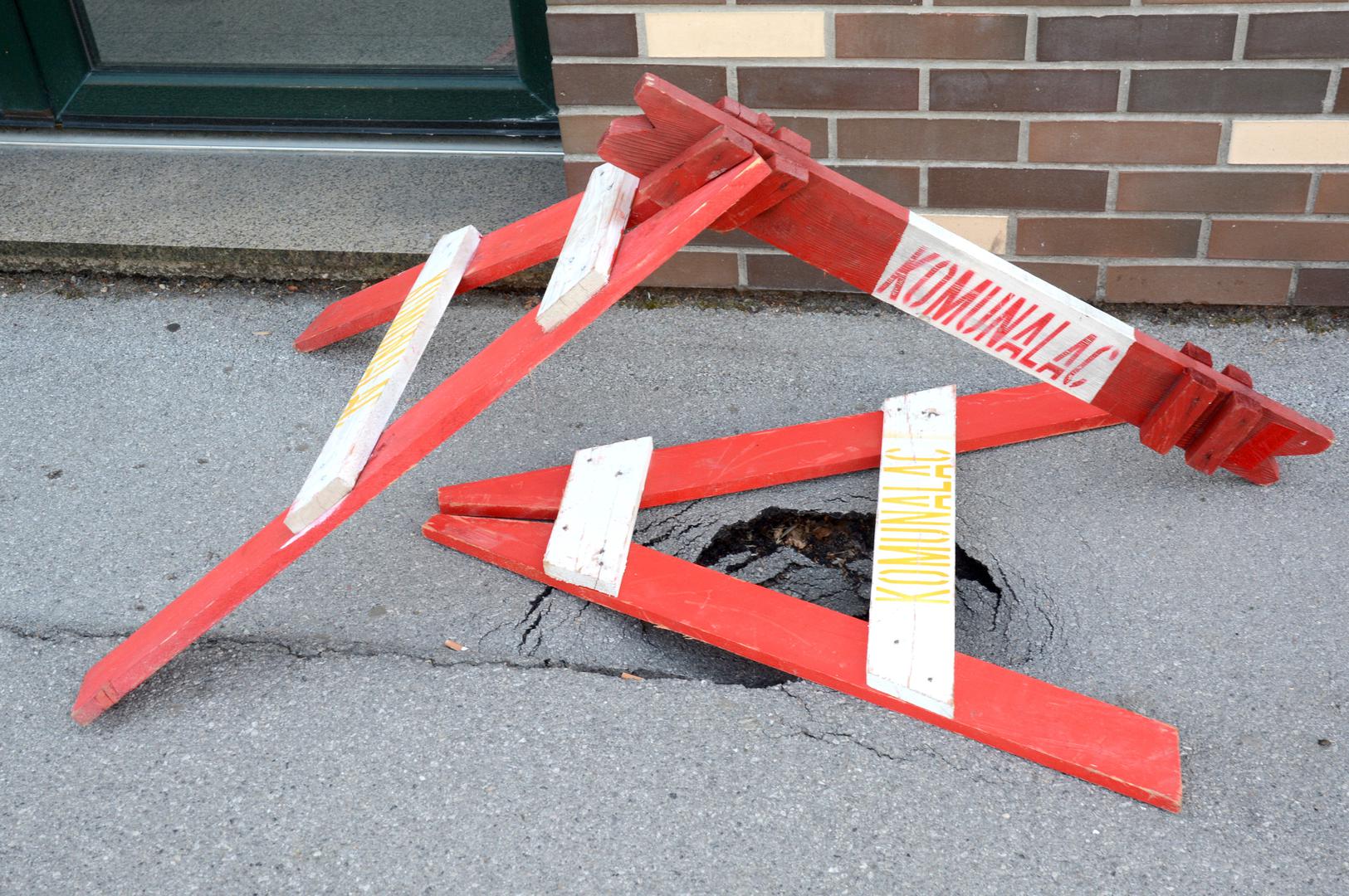 Umjesto hitne sanacije, odgovorni su trenutni problem odlučili riješiti drvenom zaprekom.