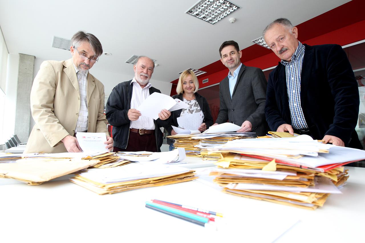 24.04.2014.Zagreb- Ziri u sastavu Zeljko Jozic, Josip Bratulic, Sinisa Reberski i Ante Pezan pregledavali su uzi izbor rukopisa za Vecernjakov izbor najljepseg rukopisa. Photo: Boris Scitar/Vecernji list