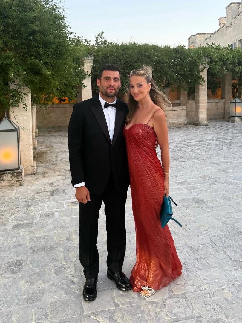 Riječ je o glamuroznom izdanju njega i supruge Izabel s vjenčanja talijanskog vratara Gianluigija Donnarumme, gdje je par još jednom potvrdio zašto slovi za jedan od najbolje odjevenih.