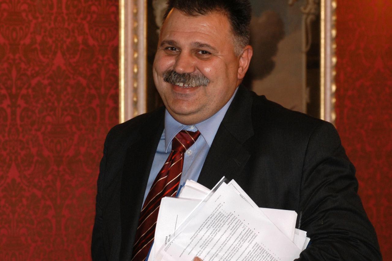 'unutrasnja, 18.02.2004.- zagreb, banski dvori, vlada rh-sjednica o proracunu za 2004....ivan suker.... snimio Patrik Macek'