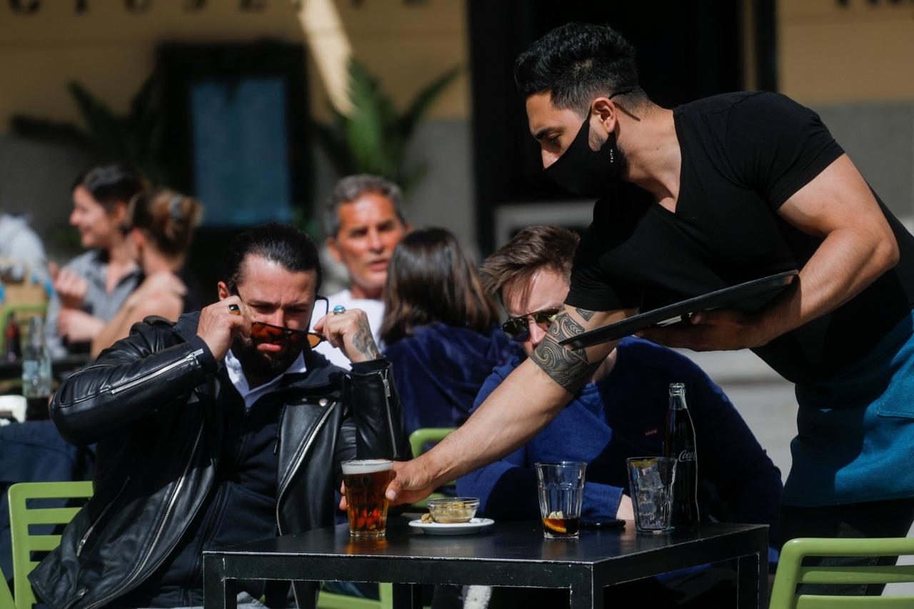 Među prvim mjerama ublažavanja u EU jest otvaranje terasa kafića, koje su u Hrvatskoj otvorene još 1. ožujka i u većem dijelu države i dalje rade