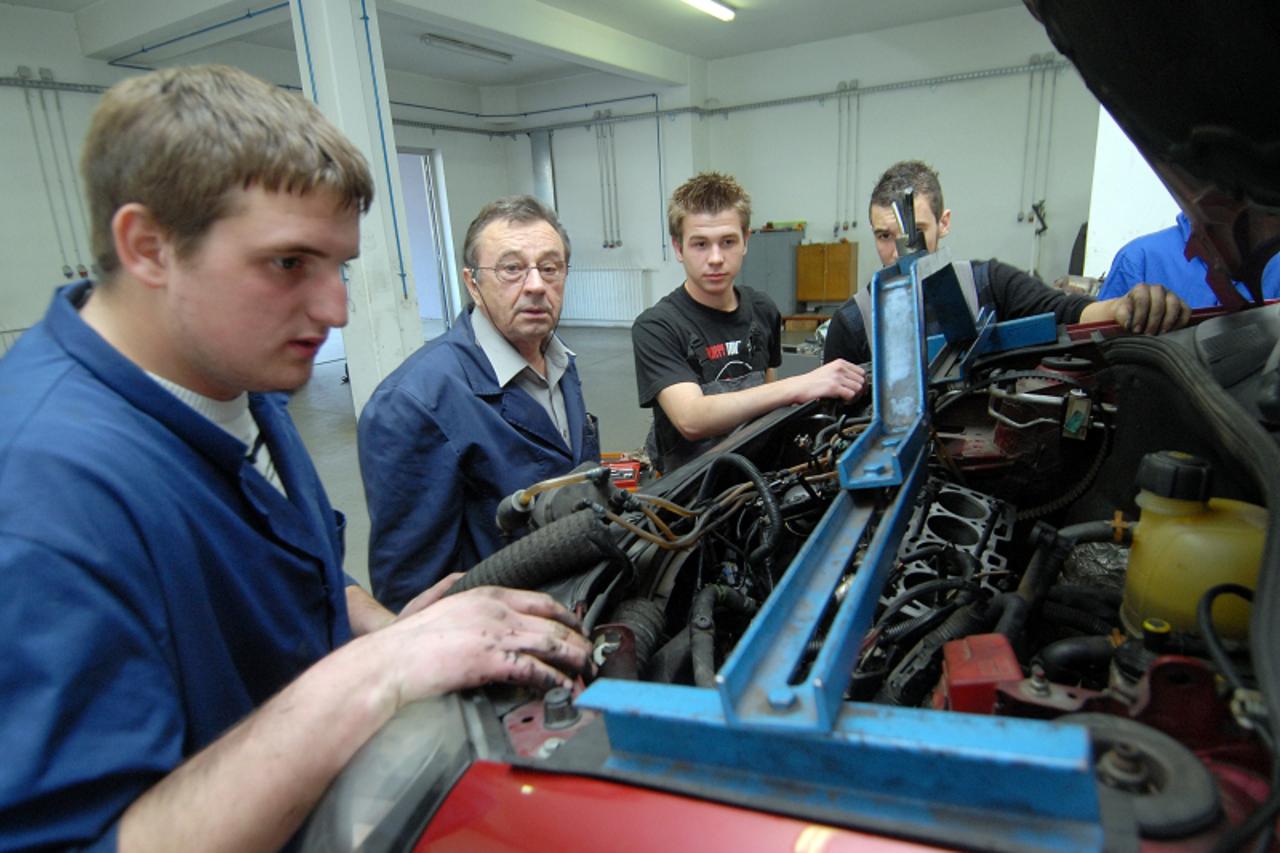 '16.11.2010. Hallerova aleja, Varazdin, Ucenici Strojarske i prometne skole u skolskom praktikumu Photo: Marko Jurinec/PIXSELL'
