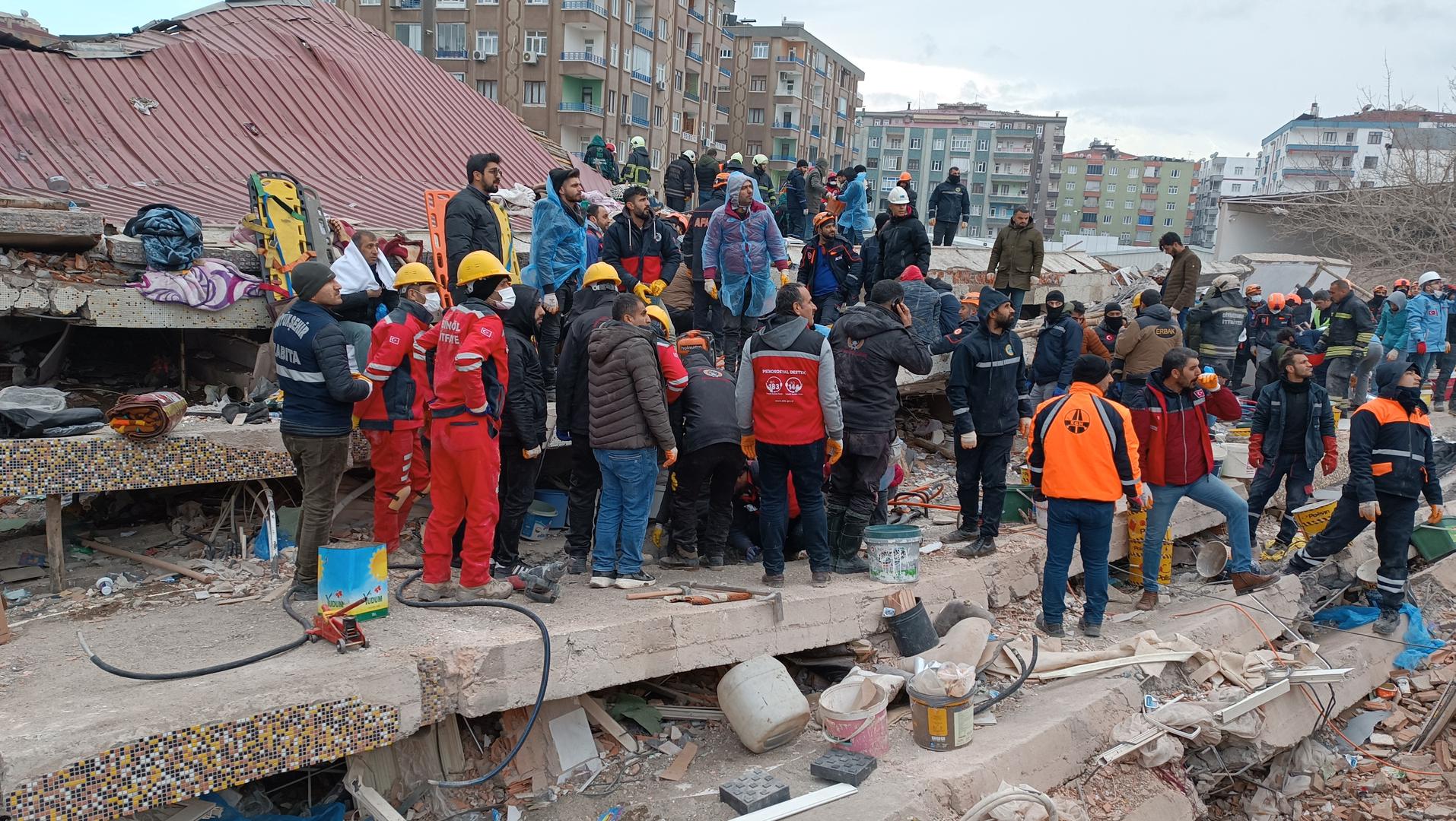 Civil defense workers and residents search through the rubble of collapsed building at Baglar distirct in Diyarbakir. A powerful earthquake has hit a wide area in eastern and south-eastern Turkey, near the Syrian border, killing more than 2000 people and trapping many others. Diyarbakir, Turkey, on February 06, 2023. Photo by Muhammed Furkan Arslanoglu/Depo Photos/ABACAPRESS.COM Photo: Depo Photos/ABACA/ABACA