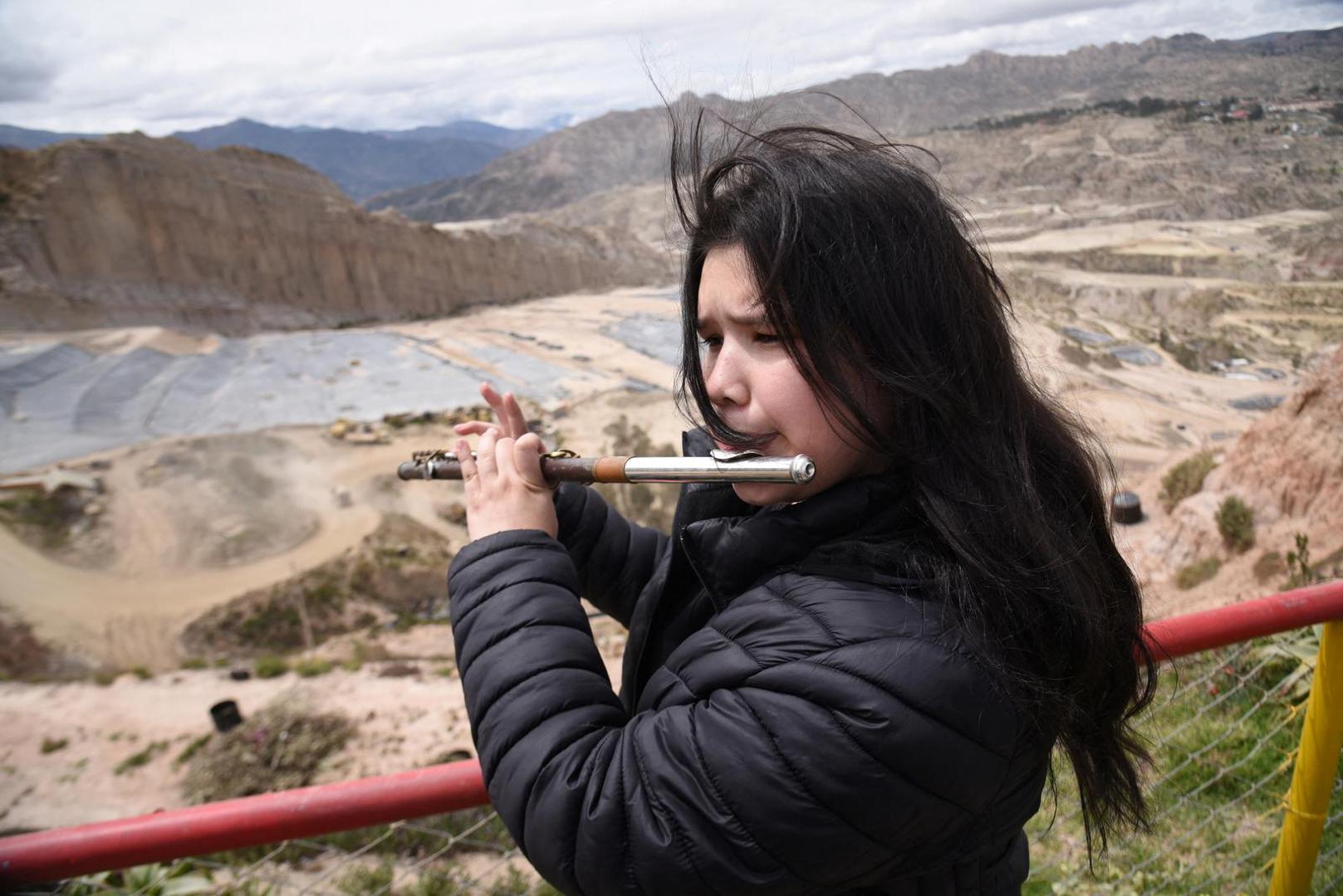 Britney Ruiz, a musician with Paraguay's Cateura Recycled Instruments Orchestra, plays a flute made with recycled materials at the viewpoint of the Sak'a Churu landfill in Alpacoma, in La Paz, Bolivia February 27, 2023. REUTERS/Claudia Morales Photo: CLAUDIA MORALES/REUTERS