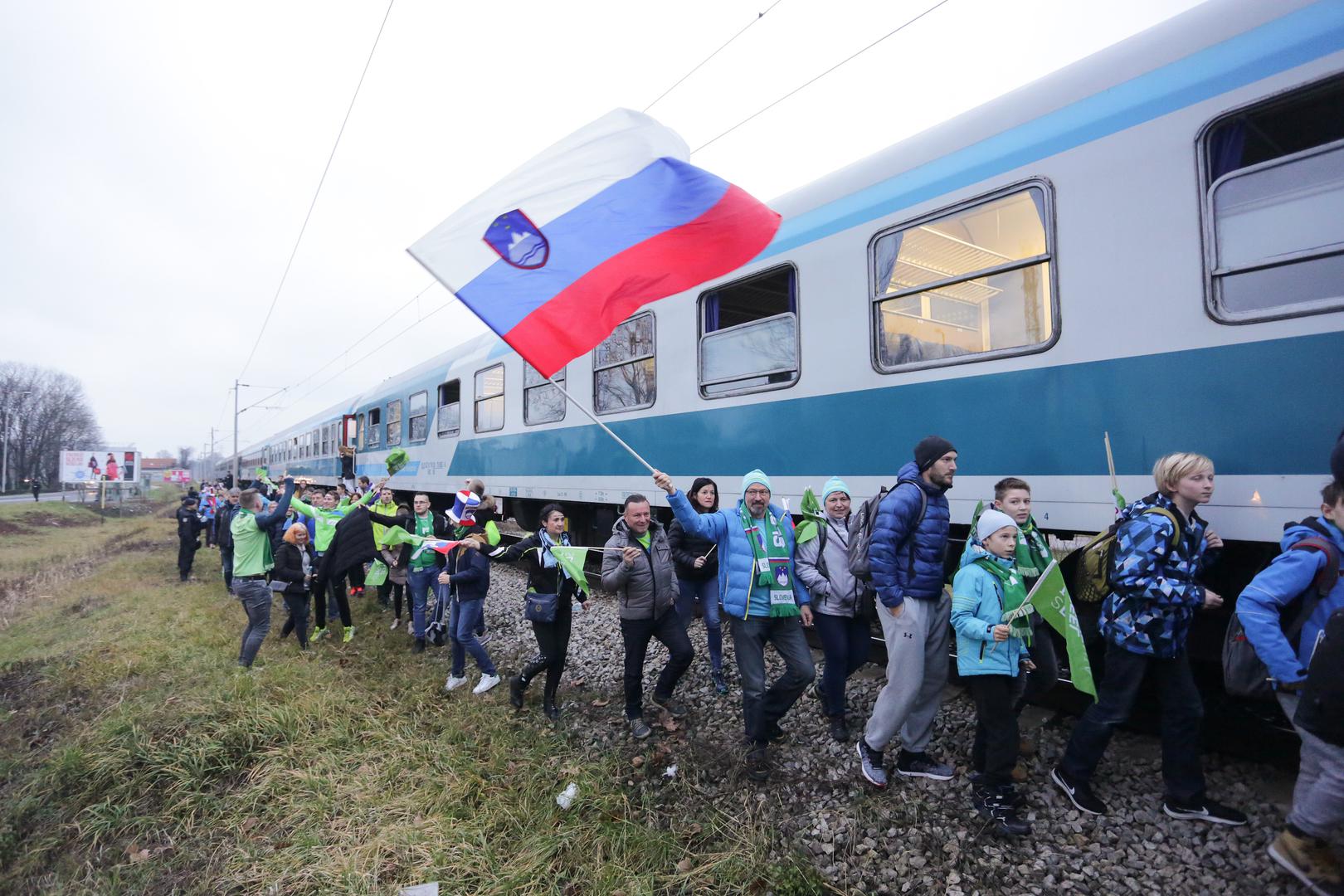 Slovenski navijači vlakom su stigli u zagreb kako bi uživo bodrili svoju rukometnu reprezentaciju na Europskom prvenstvu koje se igra u Hrvatskoj.