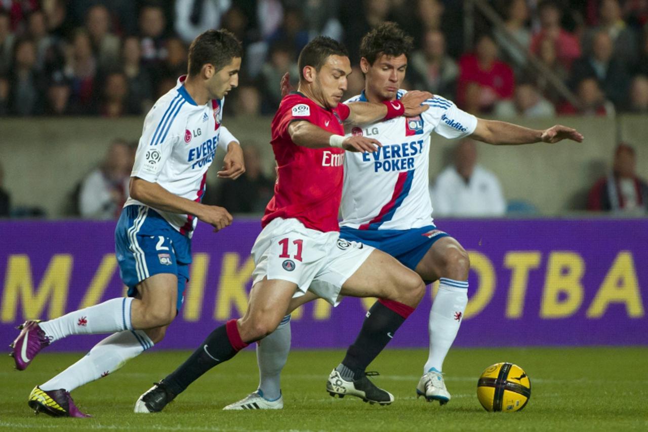 'Paris Saint-Germain\'s Turkish striker Mevlut Erding (C) vies with Olympique Lyonnais\' French midfielder Maxime Gonalons (L) and Croatian defender Dejan Lovren during the French L1 football match Pa