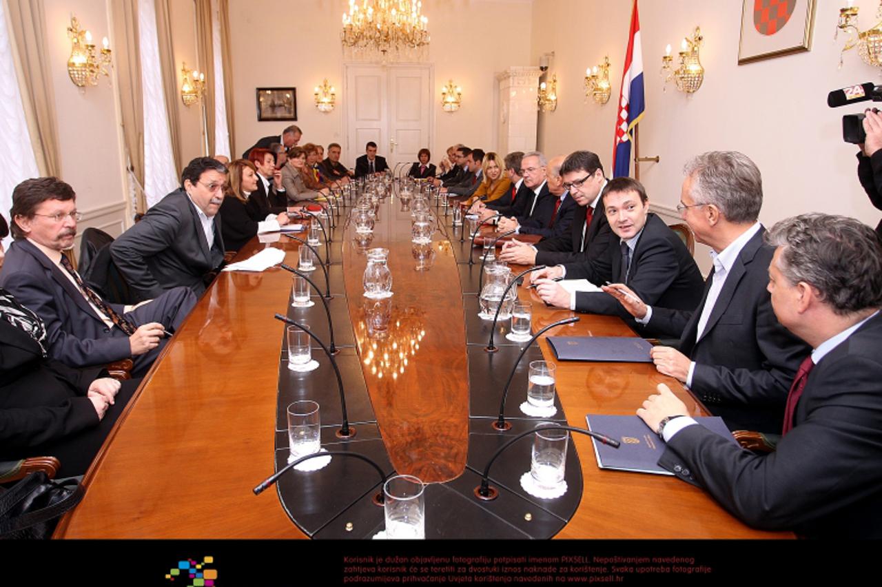 '16.11.2012., Zagreb - Sastanak Pregovarackih odbora Vlade Republike Hrvatske i sindikata javnih sluzbi o pokretanju pregovora o sklapanju temeljnog kolektivnog ugovora za sluzbenike i namjestenike u 