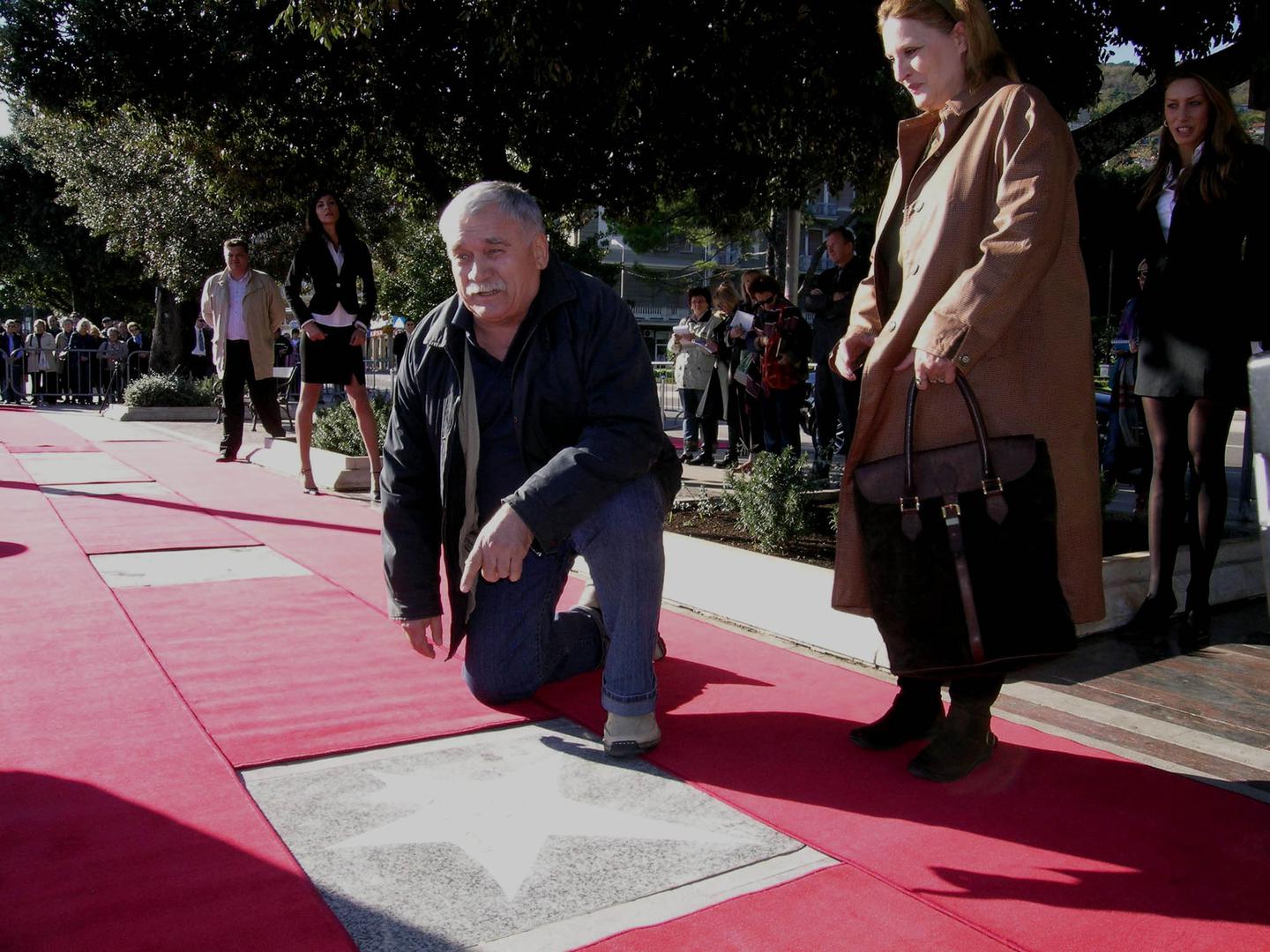S ocem Đanijem bio je iznimno vezan. Đani, drvodjelac zaposlen u Željeznici i strastveni glazbenik, svirao je klarinet i redovito nastupao. Boris ga je kao dječak pratio na nastupima, a već s devet godina i sam je javno nastupio s očevim orkestrom. Očeva životna nesreća – gubitak zubi, zbog čega više nije mogao svirati puhački instrument – duboko ga je pogodila. 