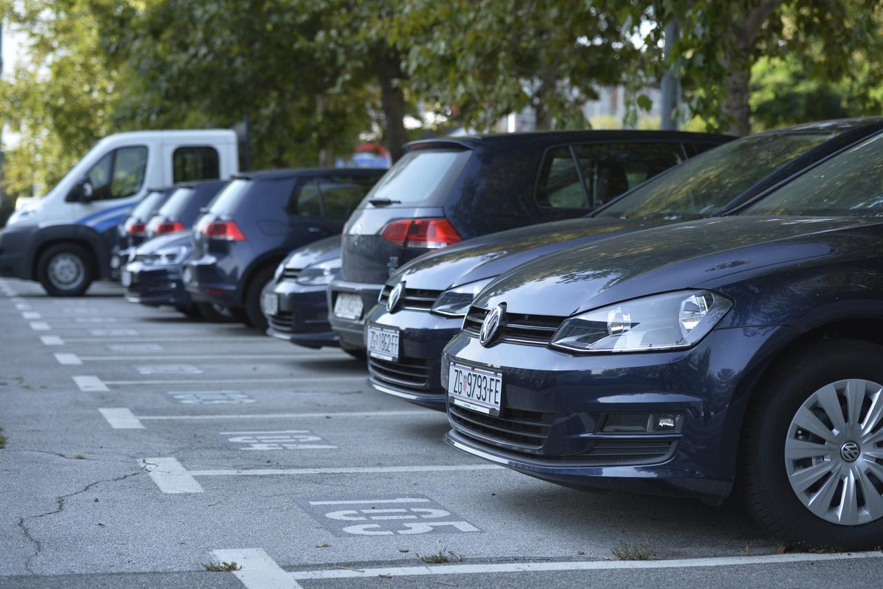Zagreb: Službena vozila INA-e na parkiralištu ispred tvrtke