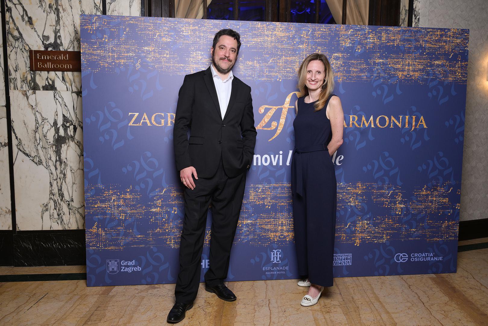 Zagrebačka filharmonija priredila je sinoć u Smaragdnoj dvorani hotela Esplanade Zagreb Gala večer za medije kojom je predstavila novu energiju, viziju i umjetnički smjer s kojima ulazi u koncertnu sezonu 2026./2027. U elegantnom ozračju glazbe, razgovora i druženja okupljenim predstavnicima medija, partnerima i uzvanicima predstavljena je sezona pod sloganom: „Zagrebačka filharmonija – moj novi lifestyle“, a predstavili su je, između ostalih, ravnatelj Filip Fak i voditeljica marketinga Ivana Poljak