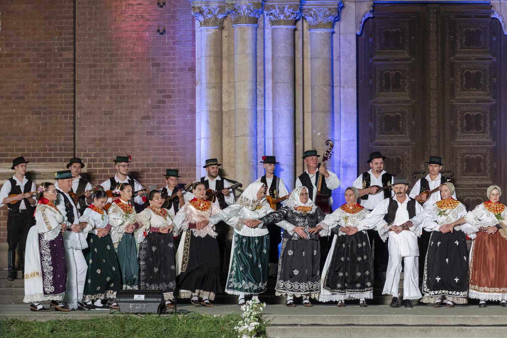 Ispred katedrale svetog Petra svečano su u peta navečer otvoreni jubilarni, 60. Đakovački vezovi kojima je ove godine zemlja partner Austrija.