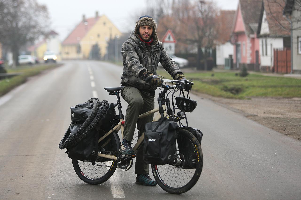 16.12.2015., Vrbica - Hrvoje Juric iz Vrbice kod Djakova krece uskoro biciklom na 2000 kilometara dugo putovanje kroz Norvesku gdje ga cekaju ga temperature i do -20 stupnjeva Celzijusa.  Photo: Marko Mrkonjic/PIXSELL