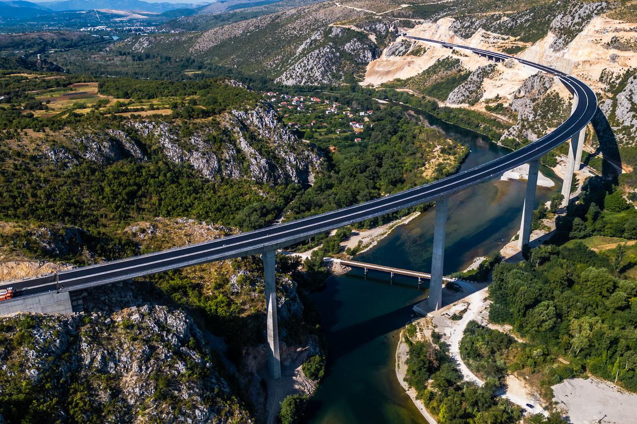 Buturović Polje: Srušio se helikopter vojske BiH u Jablaničko jezero, jedna osoba ozlijeđena