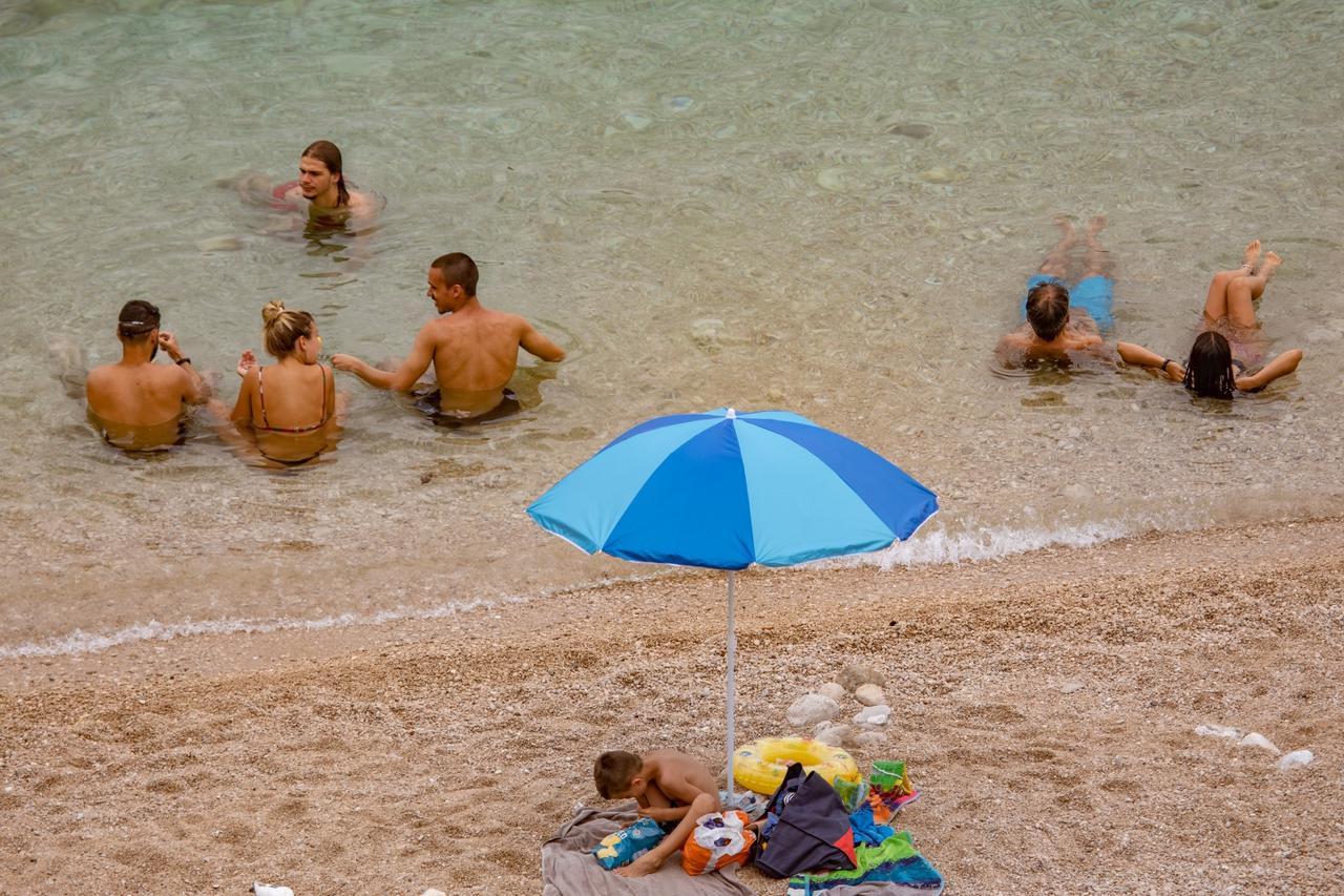 Dubrovnik: Dok jedni razgledavaju gradske znamenitosti drugi pak uživaju u moru