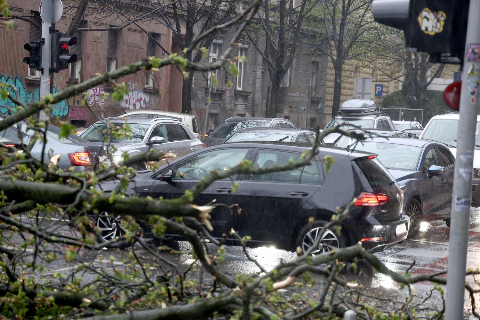Snažan vjetar već uzrokuje poteškoće u prometu, prema podacima s Google Mapsa, većina cesta u centru grada označena je crveno zbog velikih zastoja. 