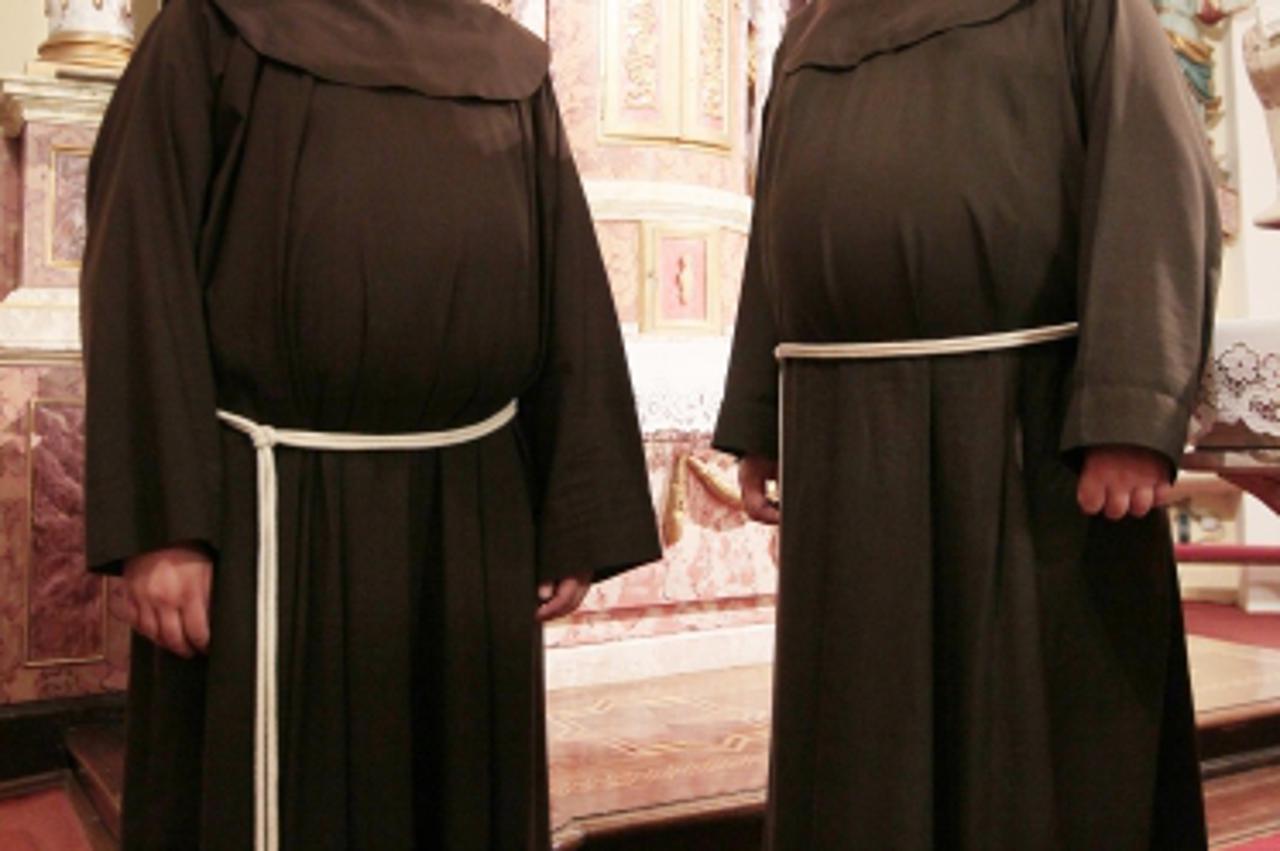 '12.09.2013., Koprivnica - Pater Marijan i pater Kruno otvorili su izlozbu slika najpoznatijih podravskih umjetnika koje ce biti prodane na aukciji kako bi se prikupio novac za placanje obnove tornja 