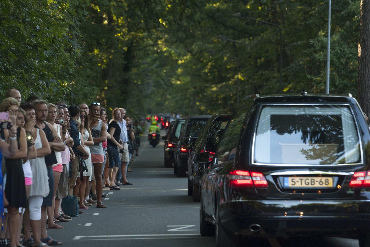 People pay their respects as a convoy of hearses, bearing remains of the victims of the Malaysia Airlines Flight MH17 crash, drive past in Hilversum July 23, 2014. The bodies of the first victims from a Malaysian airliner shot down over Ukraine last week 