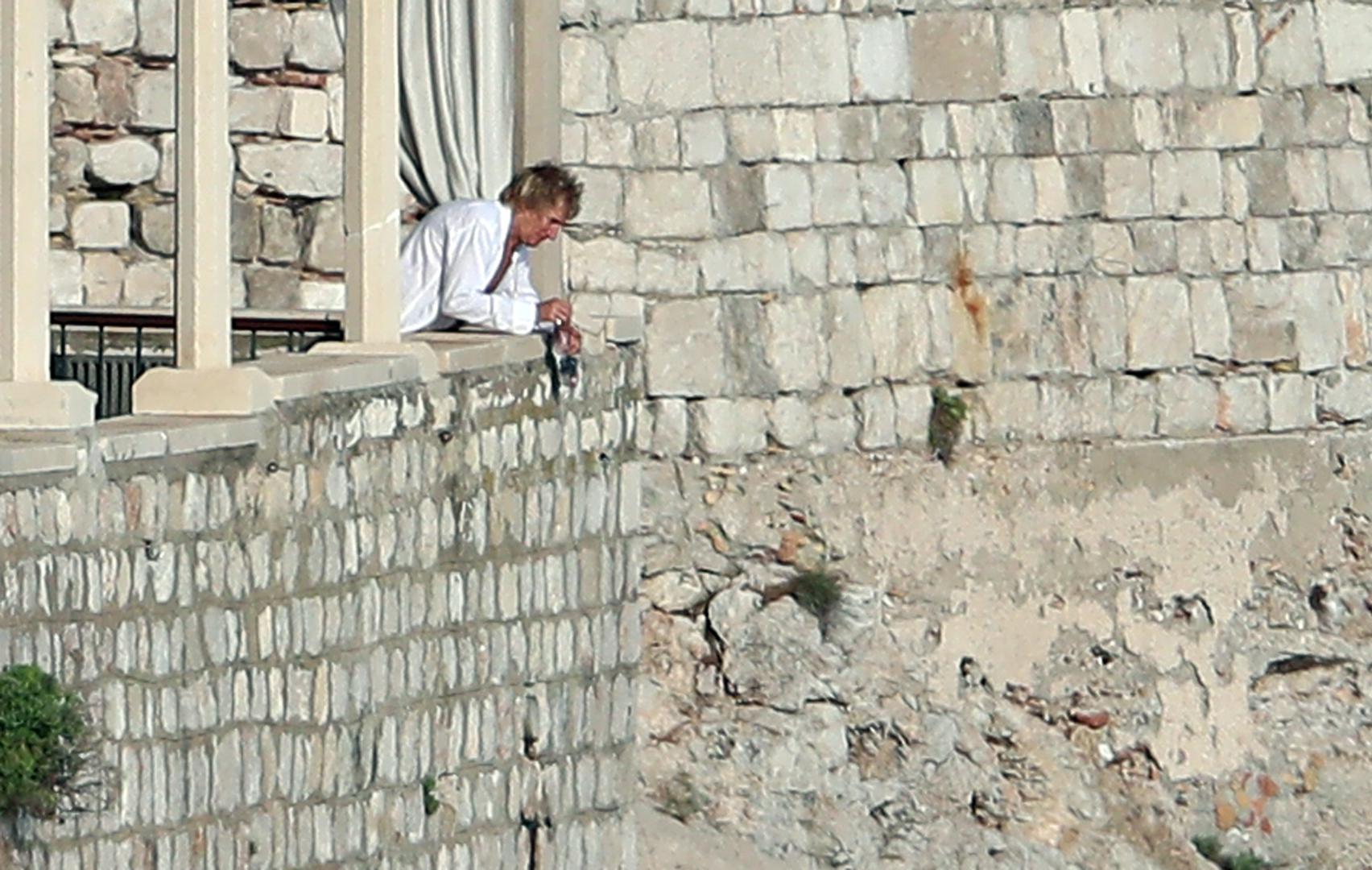 Mladenka Nicole, kćerka hrvatskih emigranata u SAD-u nikada nije krila očaranost rodnim gradom svojih predaka u kojem je, uostalom provela najljepše dane djetinjstva i mladosti, pa ne čudi da je mladoženja pristao udovoljiti njenoj želji za vjenčanjem upravo tu, a svoj su dolazak već potvrdili i brojni poznati iz svijeta glazbe, sporta i showbusinessa