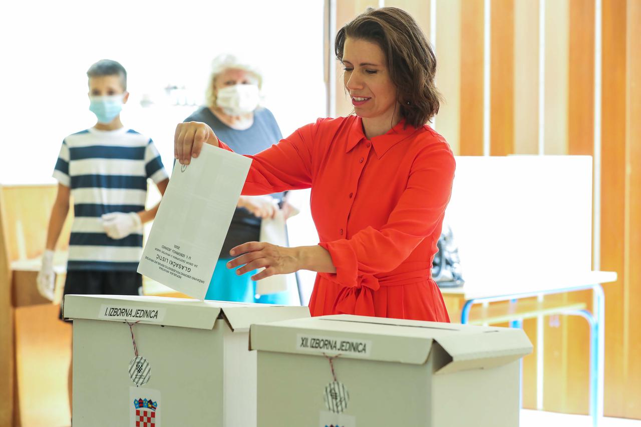 Katarina Peovic glasa na parlamentarnim izborima