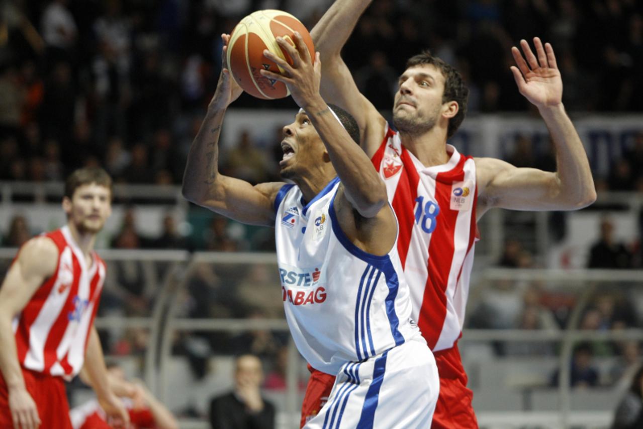 '22.01.2011. Zadar - NLB liga, kosarkaska utakmica izmedju KK Zadar i KK Crvena Zvezda. Ulaznica se nije naplacivala tako da je dvorana gotovo bila popunjena.  Photo: Filip Brala/PIXSELL'