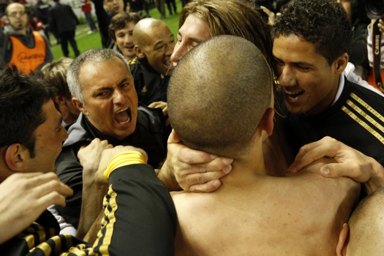 'Real Madrid\'s Portuguese coach Jose Mourinho (2L) celebrates with his players after winning the Spanish leage football match Athletic Bilbao against Real Madrid at the San Mames stadium in Bilbao on