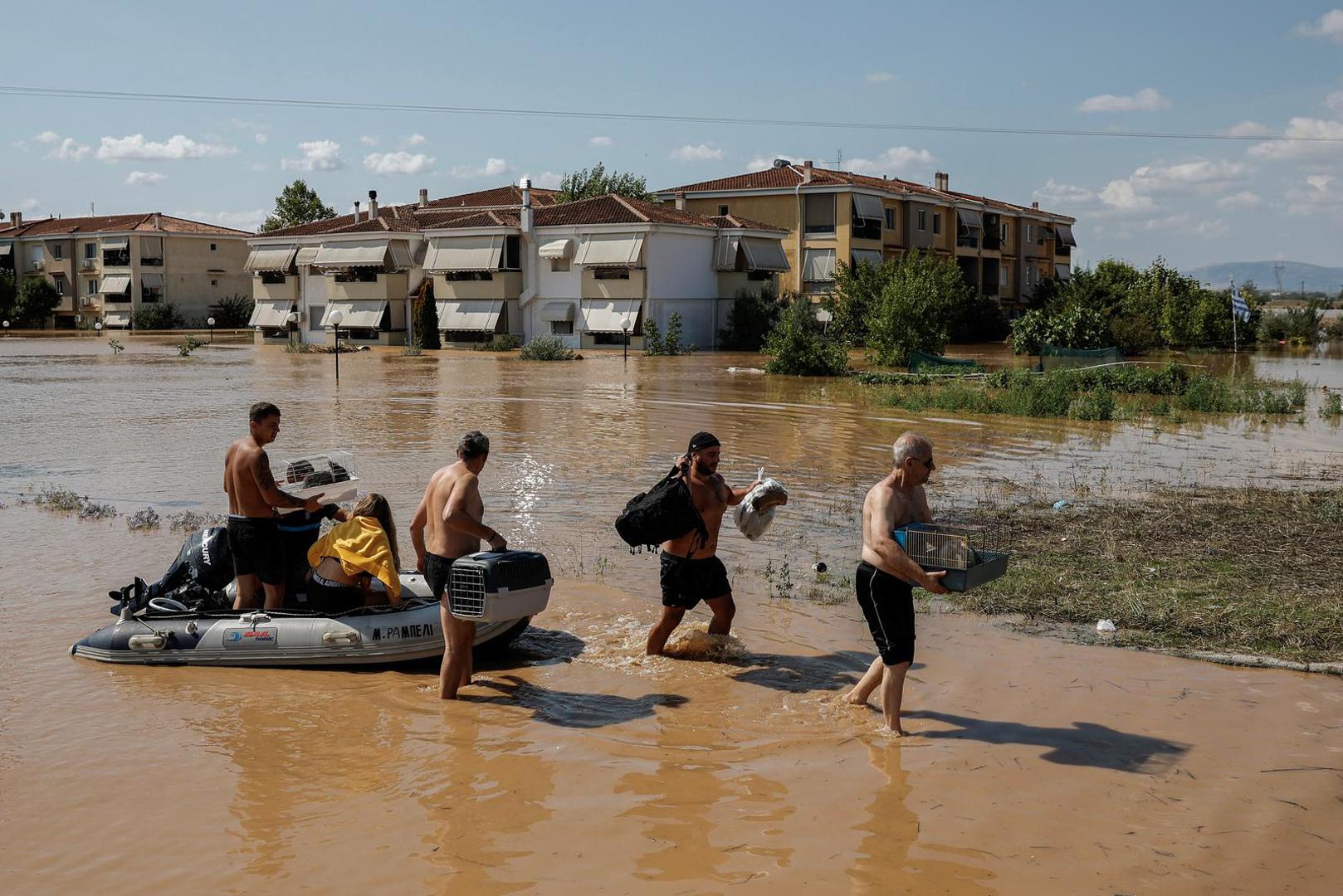 Locals flee a flooded area on a rubber boat, as the levels of Pineios River have risen overnight, in the aftermath of Storm Daniel, in Larissa, Greece, September 9, 2023. REUTERS/Louisa Gouliamaki Photo: LOUISA GOULIAMAKI/REUTERS