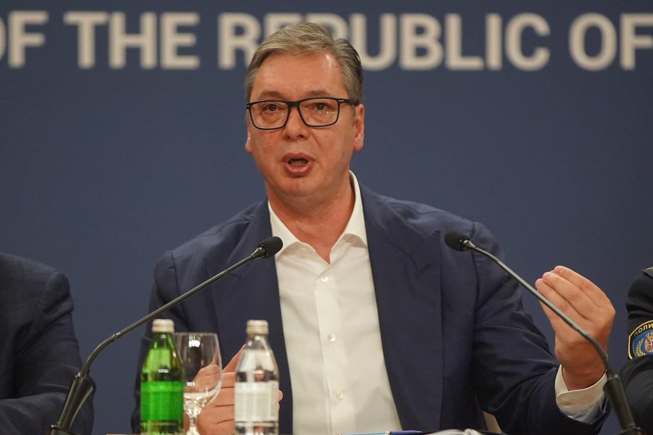 Beograd: Vučić se obratio medijima povodom eskalacije prosvjeda u državi