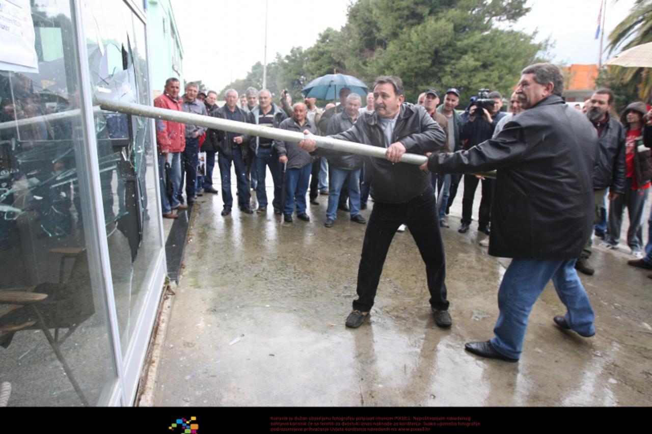 '22.03.2010., Vranjic - Radnici Salonita u nemogucnosti da odrze skup vani zbog kise probili su staklo i odrzali sastanak u prostorijama tvornice. Staklo su simbolicno razbili povjerenici HUS-a Marko 