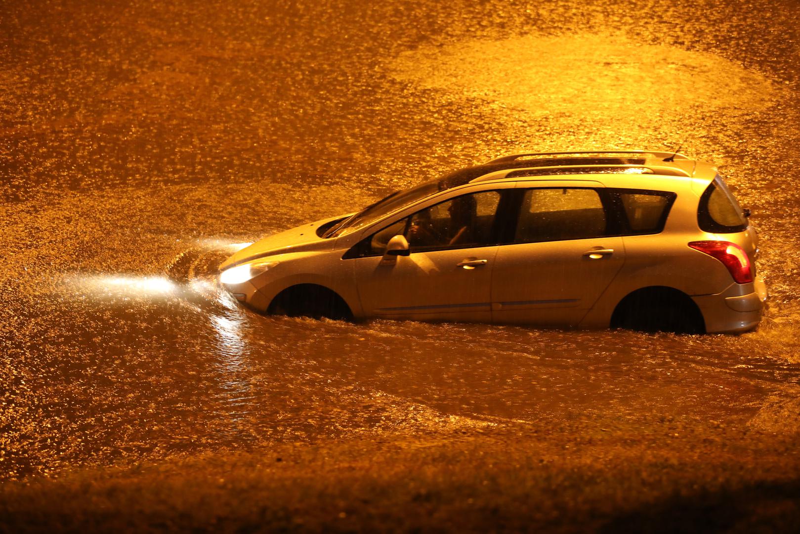 Obilna kiša poplavila je podvožnjak između Gajnica i Podsuseda zbog čega su neki automobili zapali u probleme.