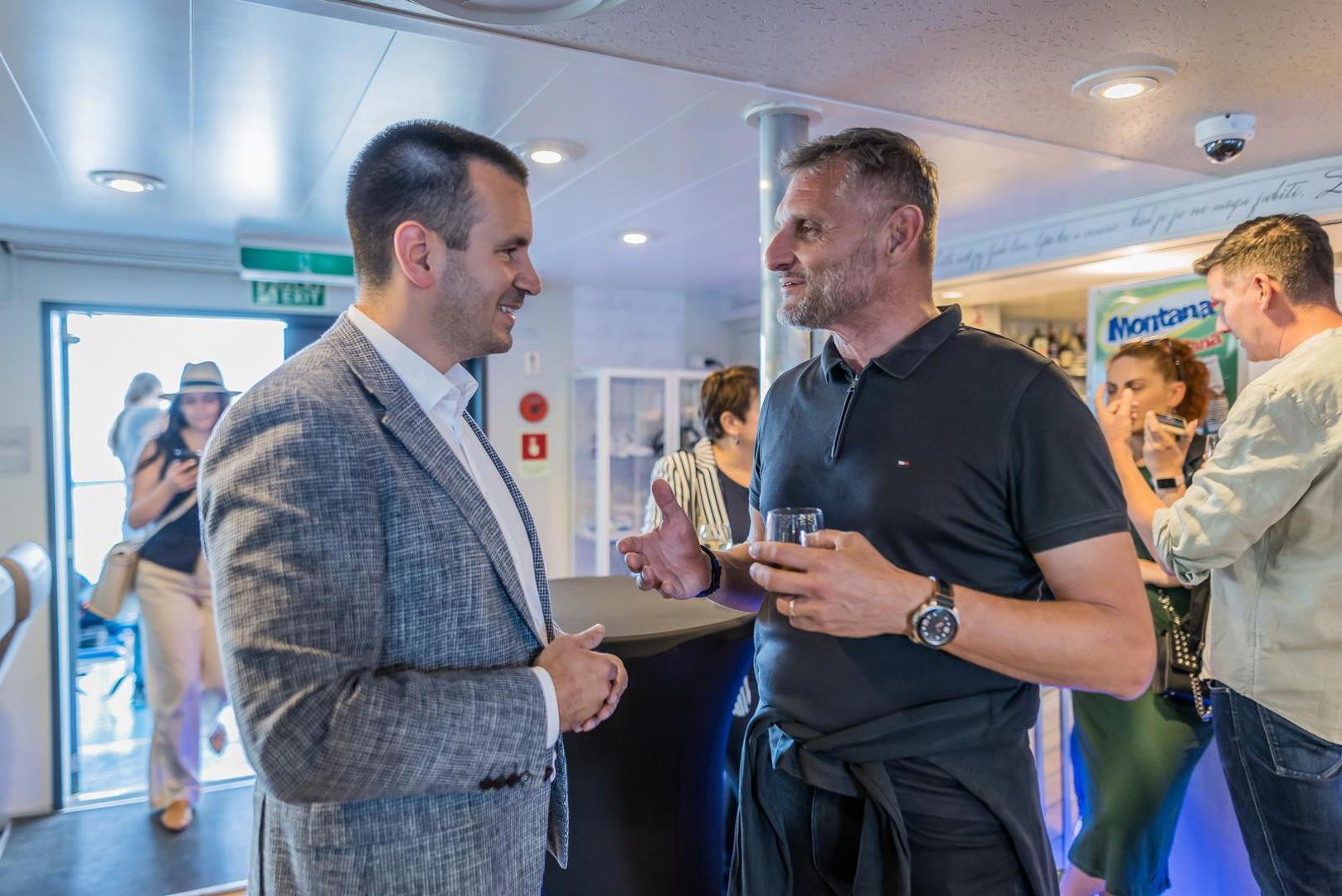 Inače, trajekt je izgrađen još 1997. godine, a hrvatska tvrtka kupila ga je 2023. godine. Dugačak je 108 metara i širok 17,5 metara. 