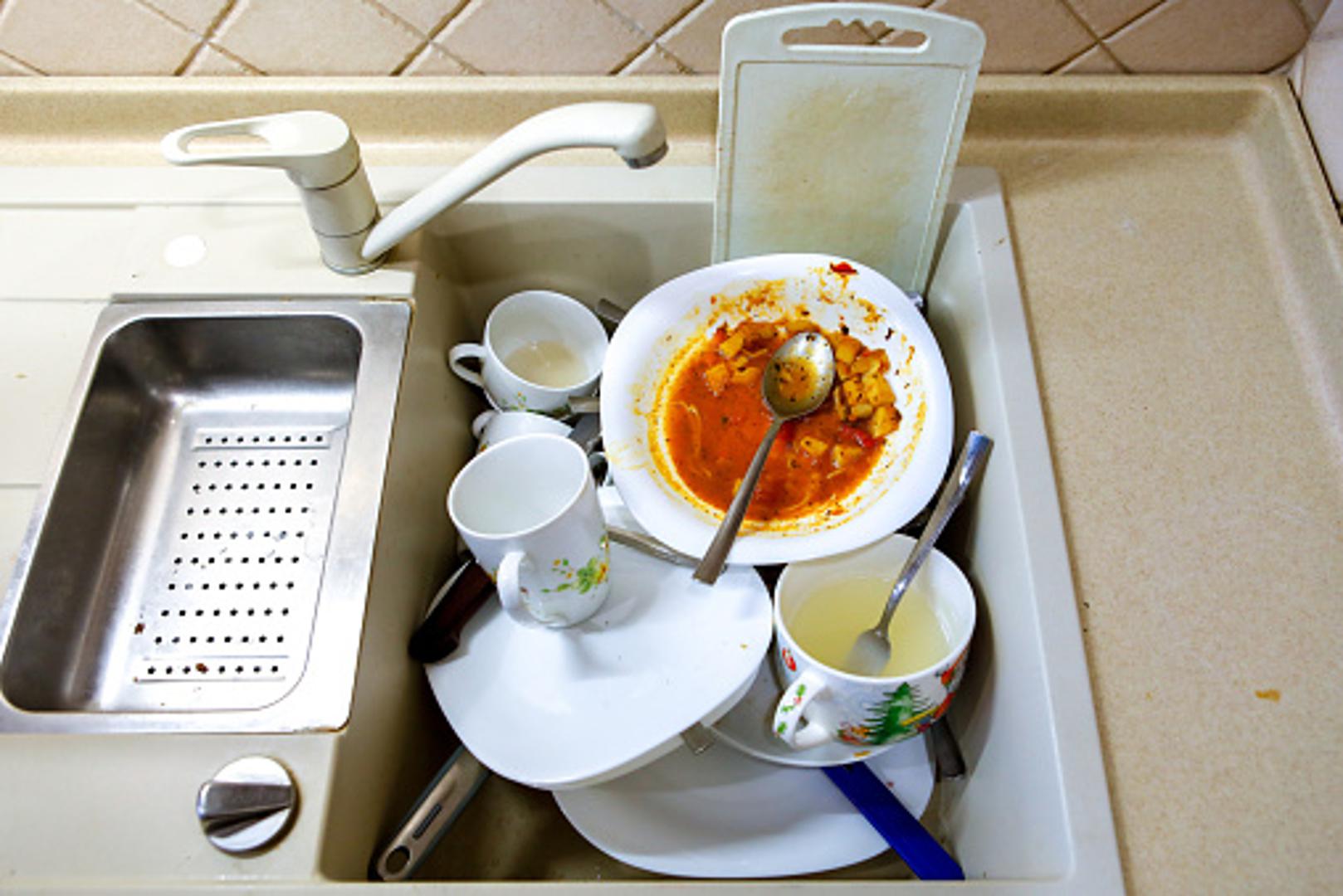 Ne ostavljajte sve za kasnije jer ćete imati previše posuđa i tek onda nećete imati previše volje za pranjem. Umjesto toga, perite posuđe paralelno dok čekate da se skuha ručak. 