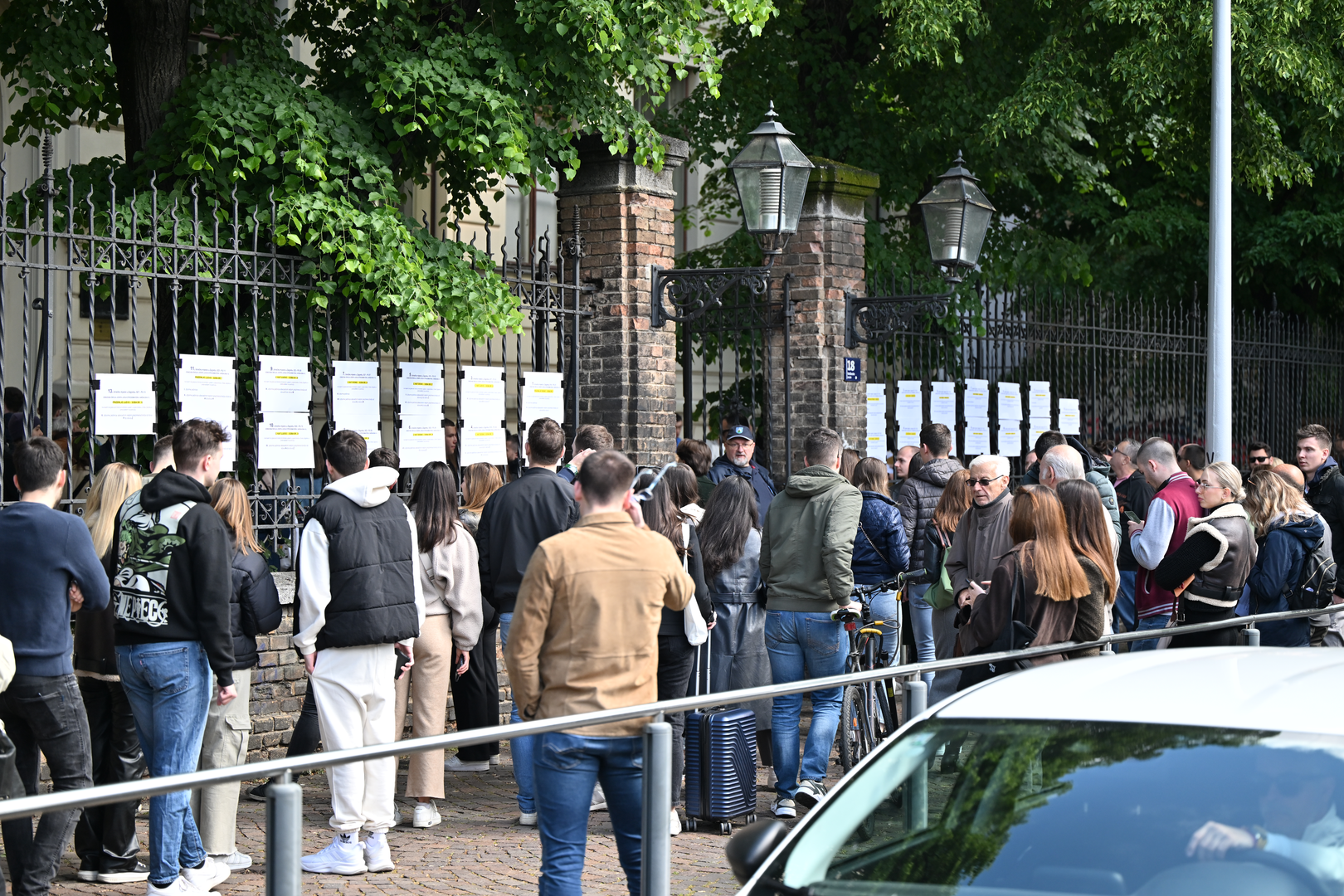 17.04.2024., Zagreb - Na biralistu u Varsavskoj ulici se stvorila velika guzva Photo: Neva Zganec/PIXSELL