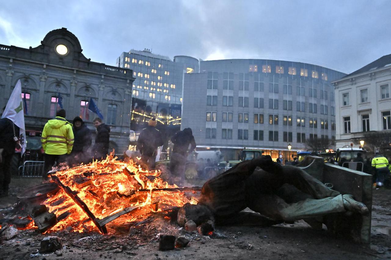 Nezadovoljni poljoprivrednici traktorima stigli u Bruxelles
