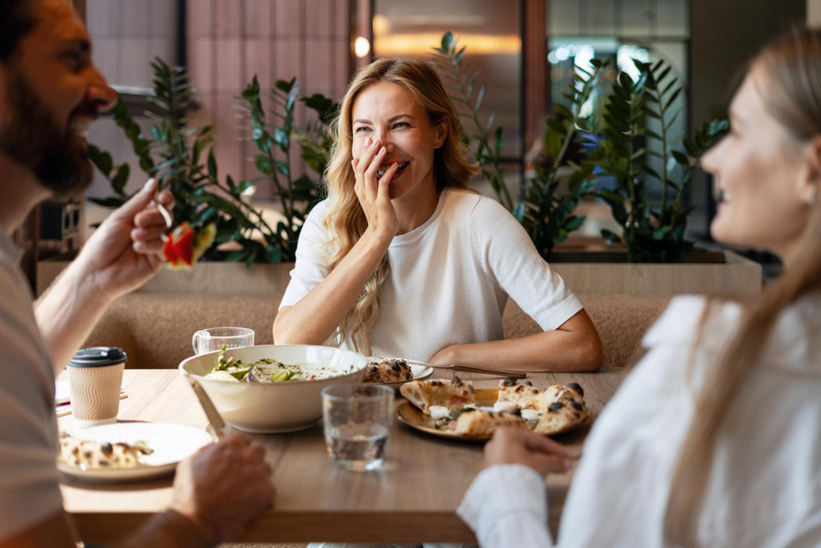 Odricanje od mota 'sve mora odmah': Svjesno usporite jednu stvar dnevno: jedite bez žurbe, hodajte pet minuta sporije ili obavite zadatak bez multitaskinga. Time se odričete stalne napetosti i dokazivanja, a dobivate mirniju glavu. Dugoročno, usporavanje donosi više prisutnosti i manje pogrešaka, i vama i ljudima oko vas