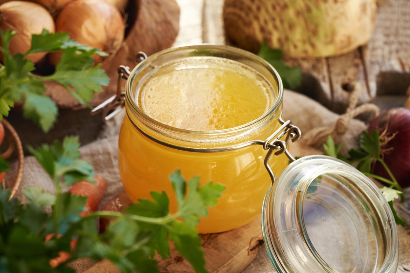 Juha od kostiju (temeljac): Juha od kostiju jedan je od najpoznatijih prirodnih izvora kolagena jer dugim kuhanjem iz kostiju i vezivnog tkiva prelazi u juhu. Najčešće se kuha od goveđih ili pilećih kostiju, uz dodatak povrća. Što se dulje kuha, to juha obično postaje 'želatinoznija', što je znak otpuštenog kolagena. Može se piti kao topli napitak ili koristiti kao baza za variva, umake i rižota.