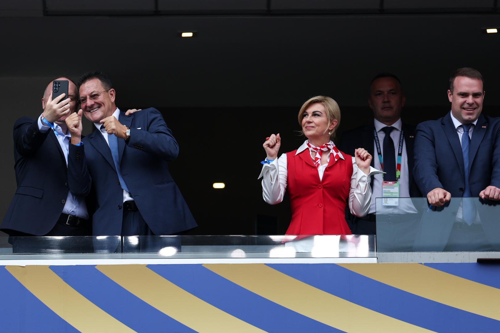 Hrvatsku reprezentaciju u Philadelphiji predstavlja i Stipe Pletikosa, tehnički direktor reprezentacije, dok je na tribinama i Pjer Šimunović, veleposlanik Republike Hrvatske u Sjedinjenim Američkim Državama.