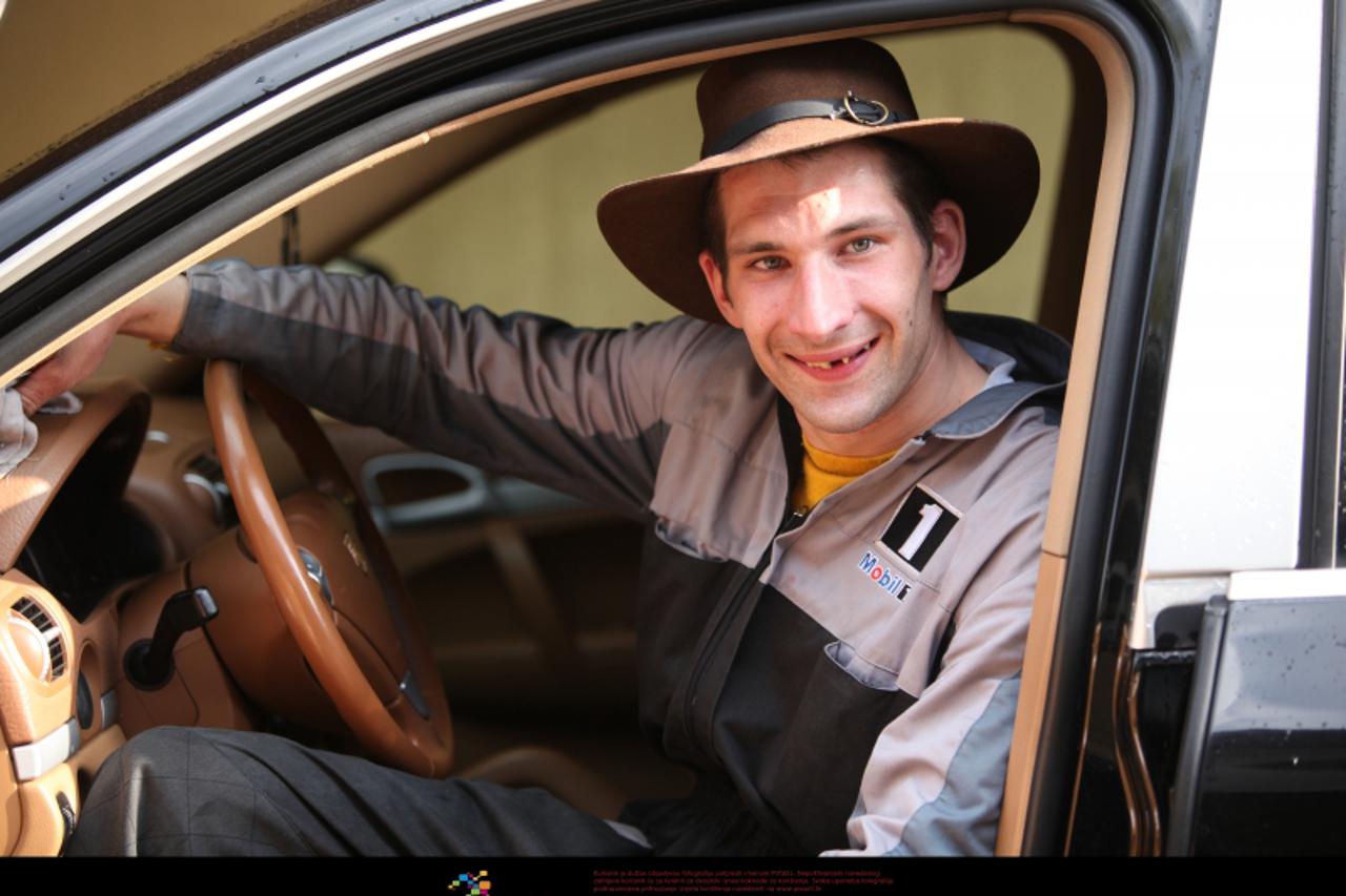 \'19.04.2010.,Tresnjevka, Zagreb - Autopraonica u neposrednoj blizini hotela For Points zaposljava simpaticnog Nedjeljka Simuneca ,bivseg decka Sladjane Petrus Sladje.Kako navodi Nedjeljko i danas otp