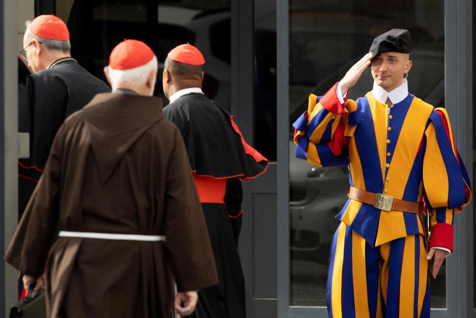 Još od početka 16. stoljeća, kada su švicarski plaćenici, cijenjeni zbog svoje hrabrosti i odanosti, umarširali u Rim kako bi služili papi Juliju II., ova najmanja vojska na svijetu angažirana je u Vatikanu da štiti poglavara Katoličke crkve, njegovu rezidenciju i granice.

